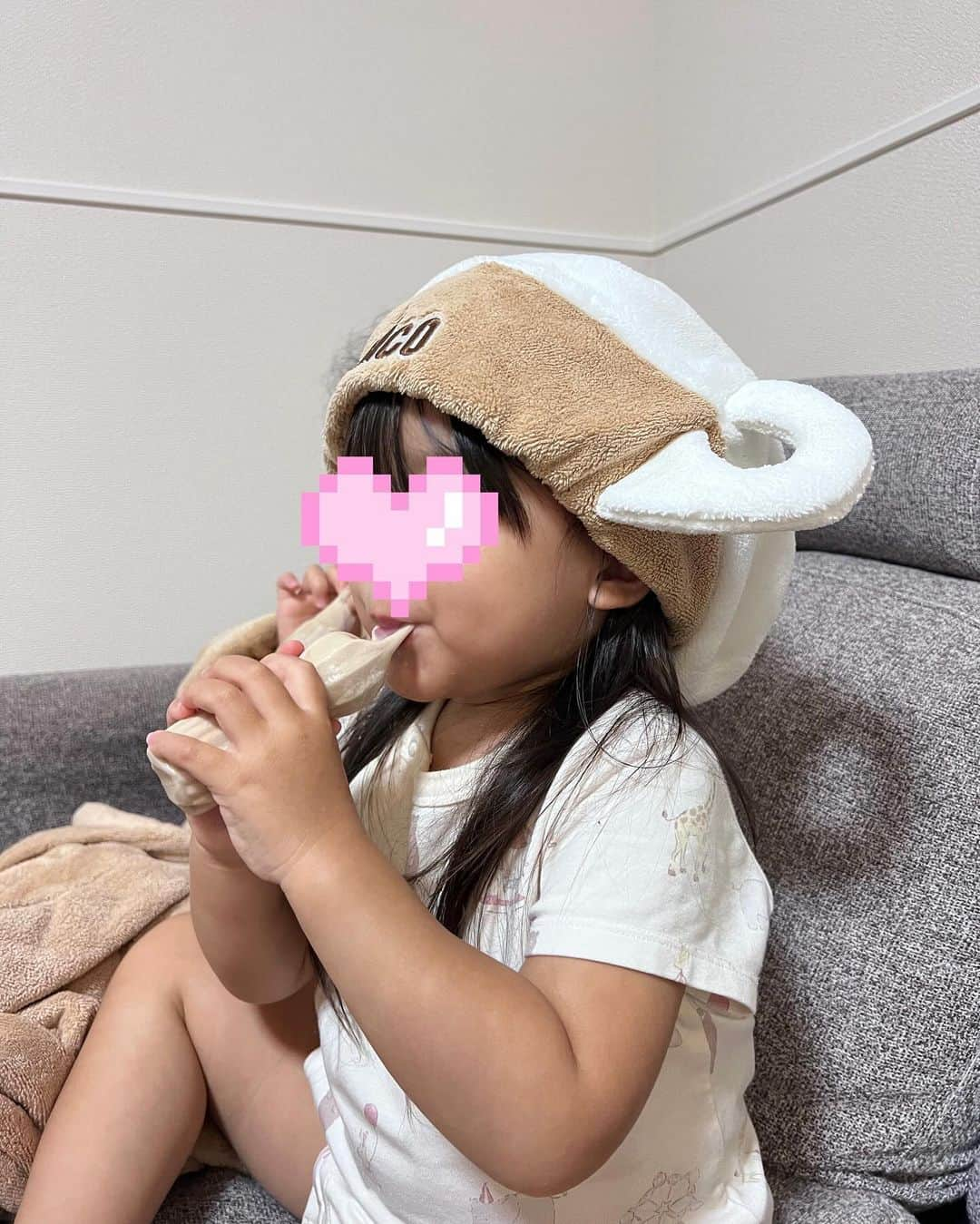 目見田早弥子さんのインスタグラム写真 - (目見田早弥子Instagram)「お風呂上がりに子供たちも私も大好きなパピコ🫶🏻 なめらかでしっかりチョココーヒーの味するのに 後味すっきりでずーっと大好きなアイス🍨🤍 期間限定の梨味と チョココーヒー味が大好きでよく食べる♡ 今回グリコさんからご依頼をいただいて まるでパピコのようななめらかふわふわな肌触りのバスローブと パピコの“アレ型”の形のタオルキャップを 着用させていただきました💞 バスローブとタオルキャップを身につけて食べるパピコは 格段とおいしかったみたいで 二人とも終始きゃっきゃしてました👏🏻  なんとこのバスローブとタオルキャップが当たる キャンペーンが実施されます💫 パピコ袋タイプ2個か箱タイプ1個を購入したレ シートで応募できます◎ 詳細はキャンペーンサイトをご覧ください🎀 期間は2023年9月25日〜2024年1月10日です。  "湯上がりパピコ!"で検索してみてね🔍  #PR #Glico #パピコ #湯上がりパピコ #papico  #キャンペーン」9月28日 16時56分 - sayako_memida