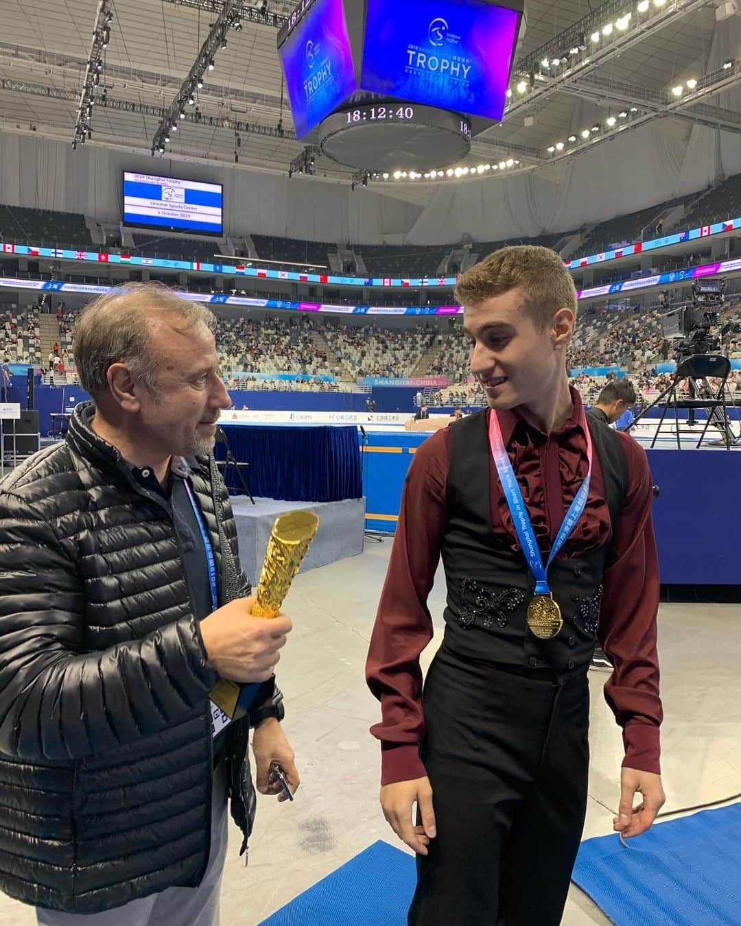 マッテオ・リッツォのインスタグラム：「#tbt to Shanghai 🇨🇳 2019 ! -1 week —> 🇨🇳🤙🏻 • • #Figureskating #pattinaggiosughiaccio #pattinaggiodifigura #iceskating #ice #competitions #race #olympics #japan #italiateam #fisg4passion  #icelab #fiammeazzurre #go #travel #passport #happy」