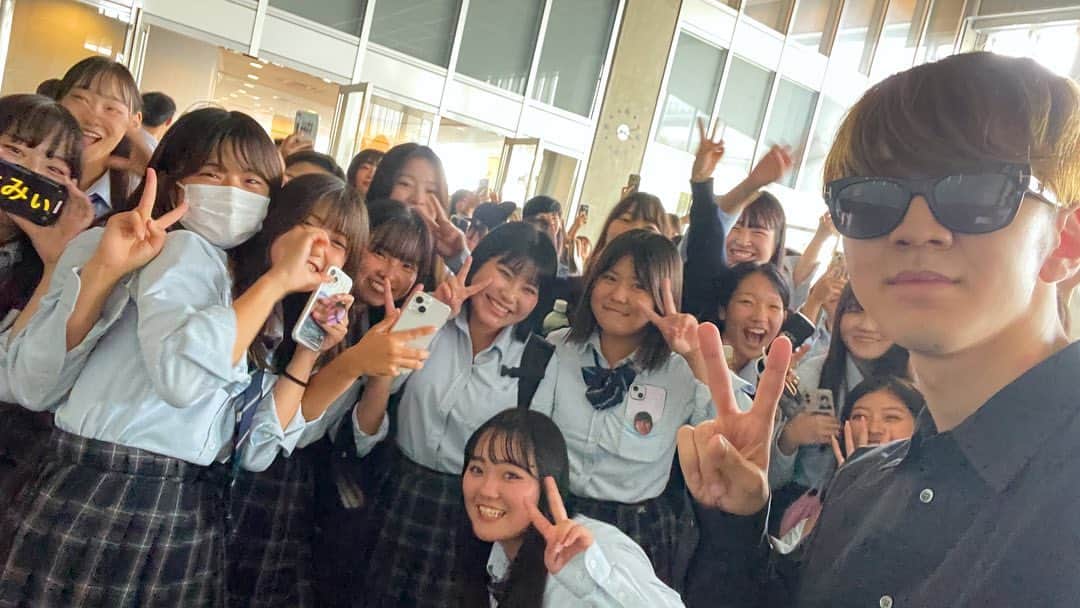 よみぃさんのインスタグラム写真 - (よみぃInstagram)「大阪の貝塚高校でピアノ弾いてきました！ 後日YouTube上がります  最後写真撮ってくれた皆ありがとー！」9月28日 16時57分 - yomii_431