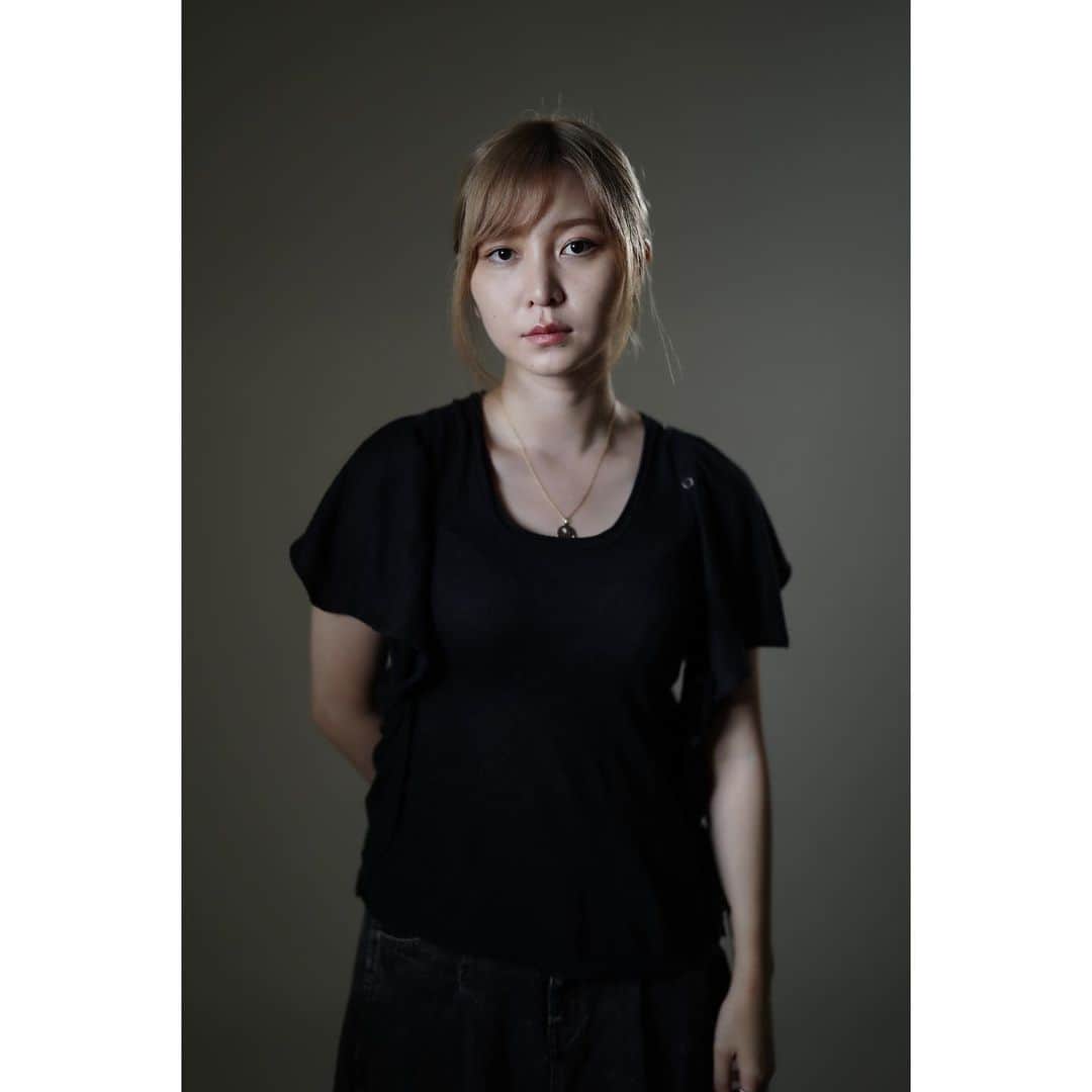 のインスタグラム：「私の足の裏からは根が生えてて 自分で自覚していないところまで その根はしっかりと伸びている。  知らない自分がまだ全然居て その知らない自分がひょいと出てきた時に どう世話していいか分からなくなったりする。  君は誰？どこから来たの？ どうしてそんなに不安なの？ 何故そんなことを思うの？  その度に、私は私を理解しようとするんだけど、好きになれない、受け入れられない自分もたくさんいる。 正直、嫌いな自分の方が多い。 でも、きっと人間ってみんなこう。なんじゃないかと思う。  息の吸い方、歩き方、笑い方、癖、すべてにその人の人生が出る。  自分のことを好きになれない自分も、誰かの人生を代わりに生きている時間だけは、全部が愛おしくなって、その結果、自分のことも悪くないんじゃないかって思える。 見えてなかったものが見えたりする。  そして私はこの仕事を通して、 作品としてこの世に残したいことがようやくはっきりしてきた。  だから私は、これからも俳優を選び続けるんだと思います。 そして、俳優と言う仕事から選ばれ続ける人間になりたい。  誰かの人生を、誰かの明日を 芝居で変えたいって とんでもなく身の程知らずな言葉だけど、分かってるけど、  私は芝居に人生変えられたし その魔法ってずっと消えない。 そのおかげで俳優なんてやっちゃってるわけだから、私の場合のそれはもはや呪いなのかもしれない。笑  ただひたすらに一生懸命、私が演じ続けた先の先の未来で、 誰かの今日が良くなってたらいいなって 今は思います。」