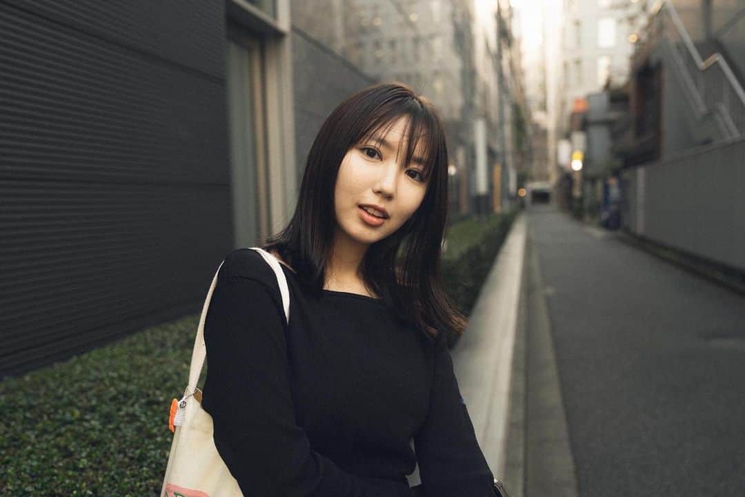 のインスタグラム：「昨日はファンクラブ生配信、ありがとうございました！見逃し視聴もできるのでお手隙のときにどうぞ。 前に1件仕事があったので、外で写真撮ってもらいました〜」