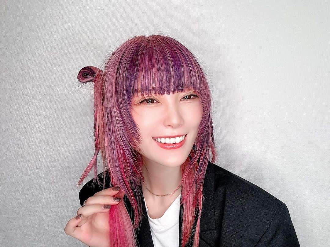 美木優希奈さんのインスタグラム写真 - (美木優希奈Instagram)「・ この時の髪色がもうすでに懐かしいよー🥺  Pink ✖︎ Purple 🩷💜  早く染めたいなー。 この髪色も @sakaimotoki さん お任せカラーでお願いしたんだけど最高に可愛くなって大満足すぎる♡  ・ ・  #シャドールーツ  #ホワイトカラー  #ホワイトブロンド  #ピンクヘアー  #ホワイトブリーチ  #ブリーチカラー  #2023ヘアカラー  #デザインカラー  #ブルーヘア  #ヘアカラー  #ヘアカラートレンド  #ヘアスタイル  #ヘアアレンジ #秋ヘアカラー」9月28日 17時02分 - yukina_miki