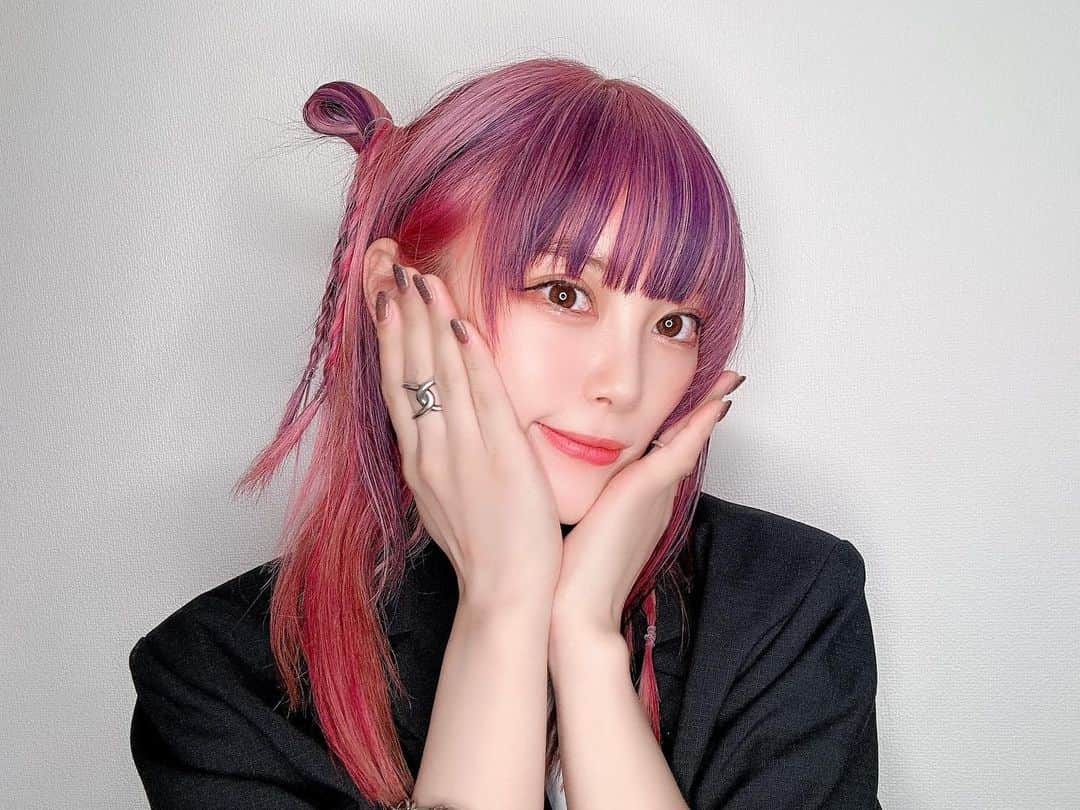 美木優希奈さんのインスタグラム写真 - (美木優希奈Instagram)「・ この時の髪色がもうすでに懐かしいよー🥺  Pink ✖︎ Purple 🩷💜  早く染めたいなー。 この髪色も @sakaimotoki さん お任せカラーでお願いしたんだけど最高に可愛くなって大満足すぎる♡  ・ ・  #シャドールーツ  #ホワイトカラー  #ホワイトブロンド  #ピンクヘアー  #ホワイトブリーチ  #ブリーチカラー  #2023ヘアカラー  #デザインカラー  #ブルーヘア  #ヘアカラー  #ヘアカラートレンド  #ヘアスタイル  #ヘアアレンジ #秋ヘアカラー」9月28日 17時02分 - yukina_miki