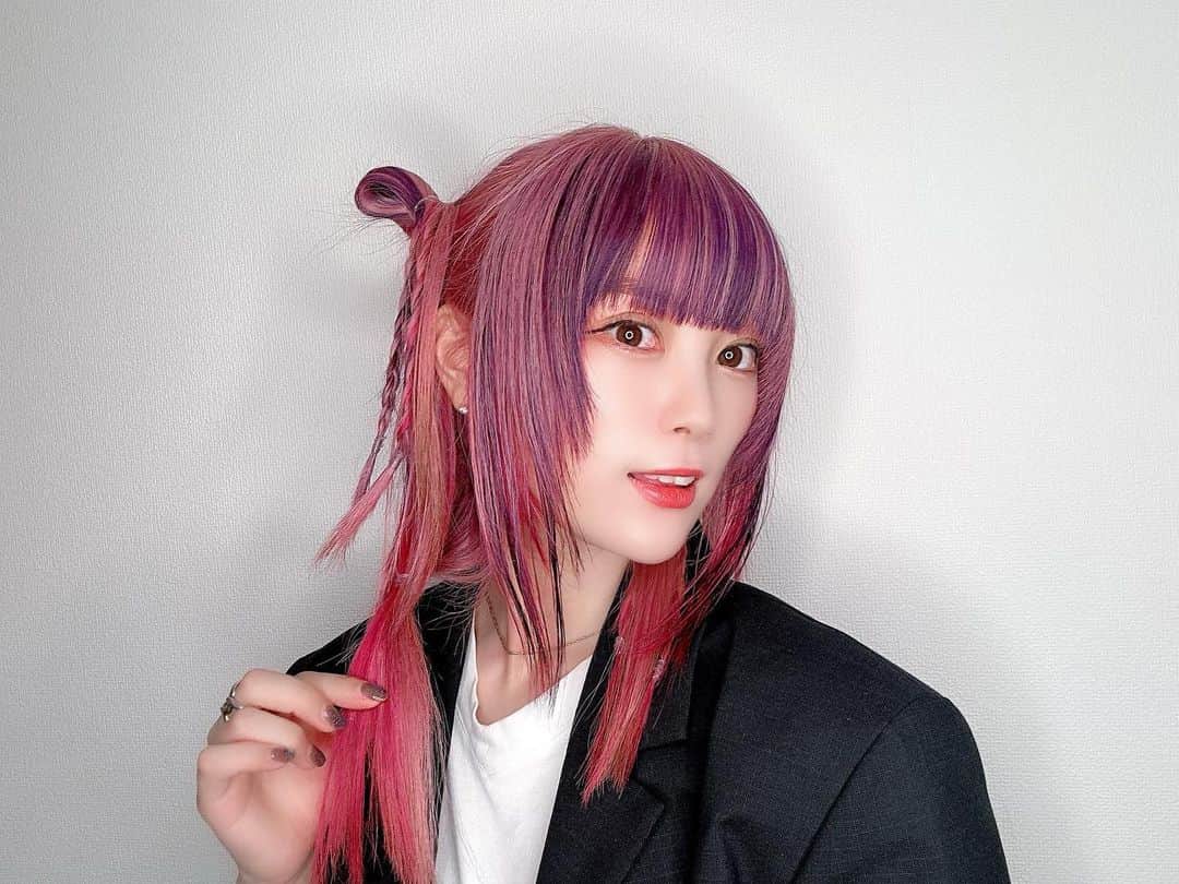美木優希奈のインスタグラム：「・ この時の髪色がもうすでに懐かしいよー🥺  Pink ✖︎ Purple 🩷💜  早く染めたいなー。 この髪色も @sakaimotoki さん お任せカラーでお願いしたんだけど最高に可愛くなって大満足すぎる♡  ・ ・  #シャドールーツ  #ホワイトカラー  #ホワイトブロンド  #ピンクヘアー  #ホワイトブリーチ  #ブリーチカラー  #2023ヘアカラー  #デザインカラー  #ブルーヘア  #ヘアカラー  #ヘアカラートレンド  #ヘアスタイル  #ヘアアレンジ #秋ヘアカラー」