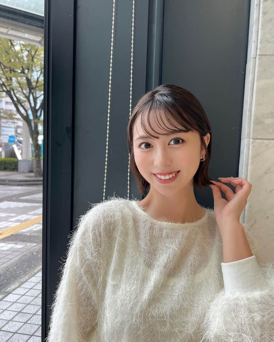 太田えりなさんのインスタグラム写真 - (太田えりなInstagram)「.  今朝の衣装は白のモフモフトップス🫧🤍  髪はオイルでピタッと外ハネにしてもらいましたっ  衣装タグつけしてます🏷  . .  #KBC#アサデス#福岡 #福岡の朝はアサデス#生放送 #衣装#小柄女子#小柄コーデ#156cm #低身長コーデ#低身長ファッション  #おちびの輪#骨格ストレート#ブルベ夏  #骨格ストレートコーデ#ブルーベース #福岡モデル#太田江莉奈#サンミュージック  #サンミュージック福岡#福岡タレント」9月28日 17時03分 - erina_ota