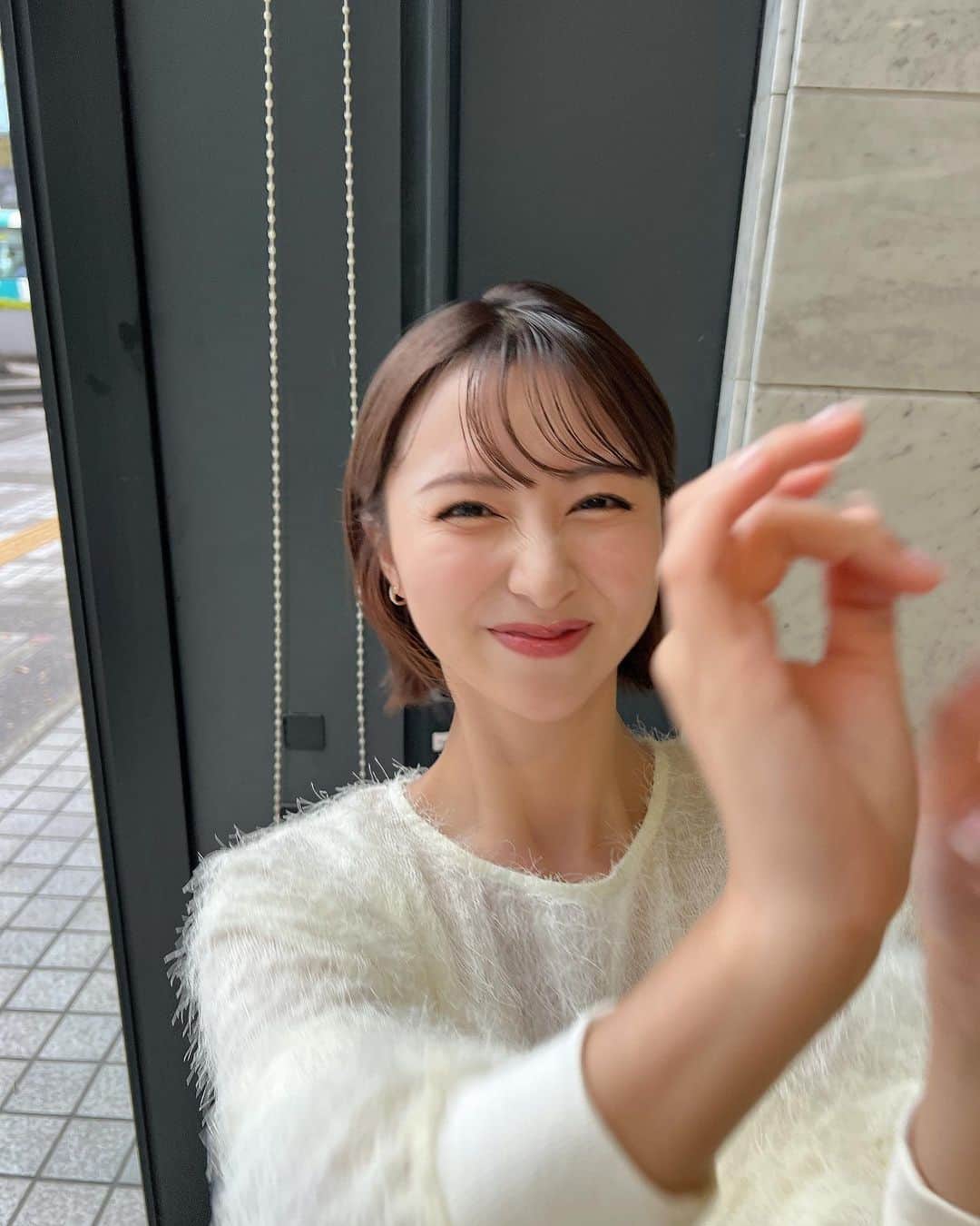 太田えりなさんのインスタグラム写真 - (太田えりなInstagram)「.  今朝の衣装は白のモフモフトップス🫧🤍  髪はオイルでピタッと外ハネにしてもらいましたっ  衣装タグつけしてます🏷  . .  #KBC#アサデス#福岡 #福岡の朝はアサデス#生放送 #衣装#小柄女子#小柄コーデ#156cm #低身長コーデ#低身長ファッション  #おちびの輪#骨格ストレート#ブルベ夏  #骨格ストレートコーデ#ブルーベース #福岡モデル#太田江莉奈#サンミュージック  #サンミュージック福岡#福岡タレント」9月28日 17時03分 - erina_ota