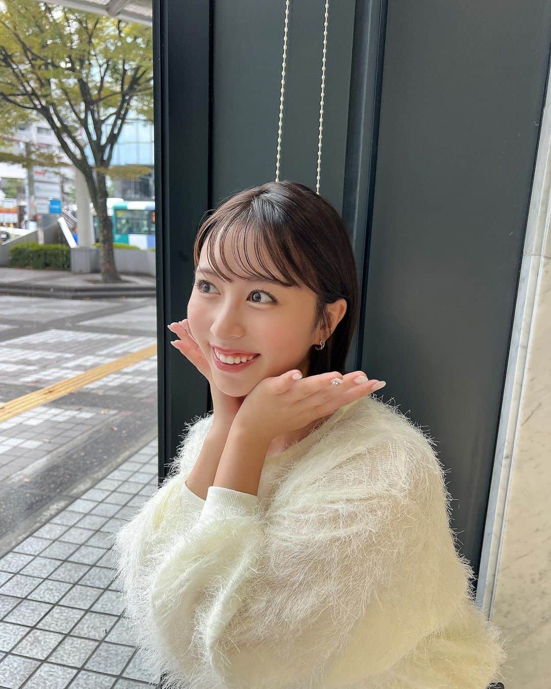 太田えりなさんのインスタグラム写真 - (太田えりなInstagram)「.  今朝の衣装は白のモフモフトップス🫧🤍  髪はオイルでピタッと外ハネにしてもらいましたっ  衣装タグつけしてます🏷  . .  #KBC#アサデス#福岡 #福岡の朝はアサデス#生放送 #衣装#小柄女子#小柄コーデ#156cm #低身長コーデ#低身長ファッション  #おちびの輪#骨格ストレート#ブルベ夏  #骨格ストレートコーデ#ブルーベース #福岡モデル#太田江莉奈#サンミュージック  #サンミュージック福岡#福岡タレント」9月28日 17時03分 - erina_ota