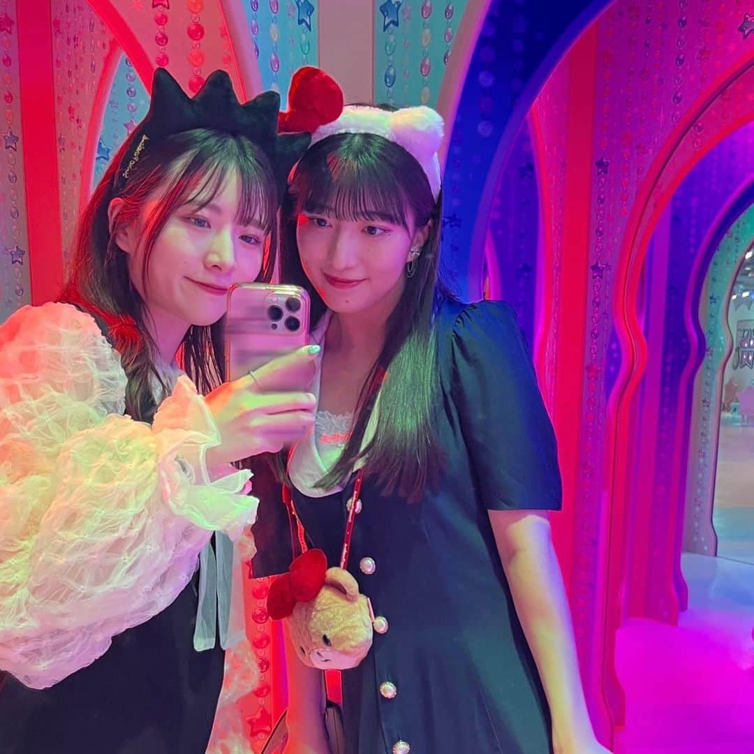 のインスタグラム：「. あかねちんとサンリオピューロランドへ🎀  人生初！！誘ってくれてありがとう！！ 写真の子たちの名前教えてください...尊...🫠🫶🏻🫶🏻  #サンリオピューロランド #まるねちん」