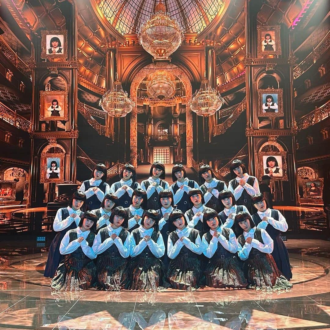 アカネのインスタグラム：「私たちのAGTが無事に終わりました。 悔しい！しんどい！嬉しい！と感情が変わるたびに とにかくえーんって泣きまくった2ヶ月でした笑 苦しくて辛くて何度も諦めそうになって 自分の至らなさをたくさん痛感しました。 でも沢山の人がサポートしてくれてピンチを救ってくれて、 何よりメンバーがいつだって一緒に頑張ってくれたから 乗り越えることができたと思います。 そしていつも応援してくれる皆さんの 温かいメッセージに本当に助けられました！ ありがとうございます。  絶対にこの経験は私たちをレベルアップさせました。 ここからがスタート。  AGTに挑戦して本当によかったです。  そしてAGTの愛すべきスタッフの皆さんと 共に戦ってくれた素晴らしい尊敬する仲間たちに心から感謝しています。  #avantgardey #アバンギャルディ #agt #americasgottalent  @avantgardey_  @agt」
