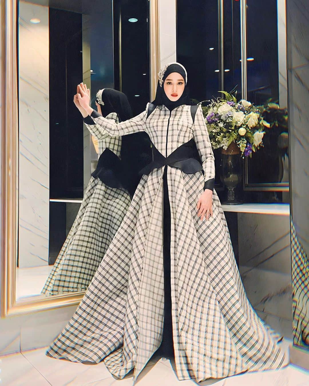 のインスタグラム：「dress : @khamiszain  hijab stylist : @hijabii.tikky   🤍🤍🤍」