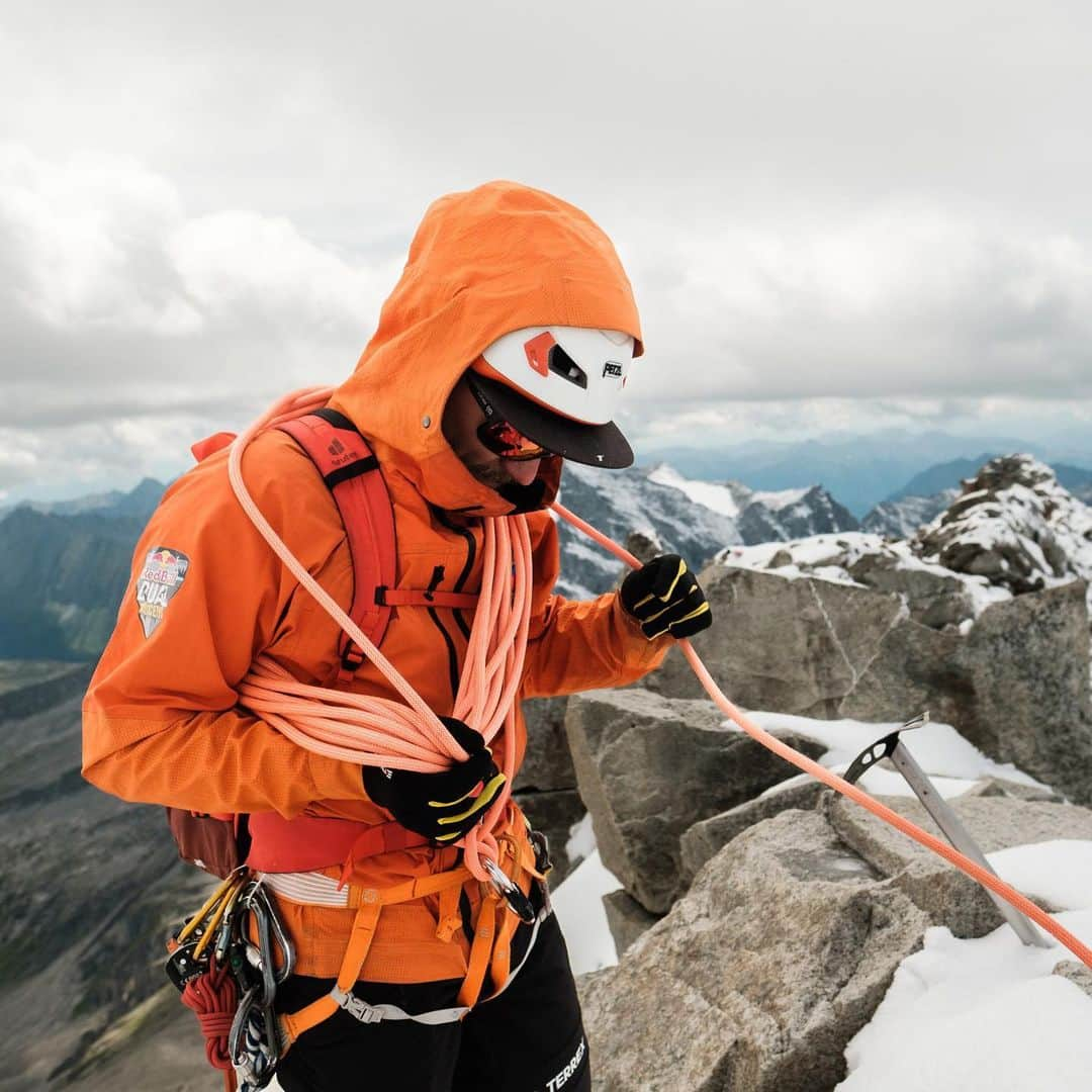 ドイターさんのインスタグラム写真 - (ドイターInstagram)「The mountains are calling... ⛰️ And @stefan.voitl must go! 🏃  As a professional photographer, Stefan is mostly behind the lens. Finally, we snapped some pics of him training towards becoming a mountain guide. Accompanied of course by his trusty deuter pack 🎒💙  📸 @david.keu  -  Please tag #deuter to be featured. ❤️  -  #guide #alpinism #mountaineering #deuter #deuterforever」9月28日 17時14分 - deuter