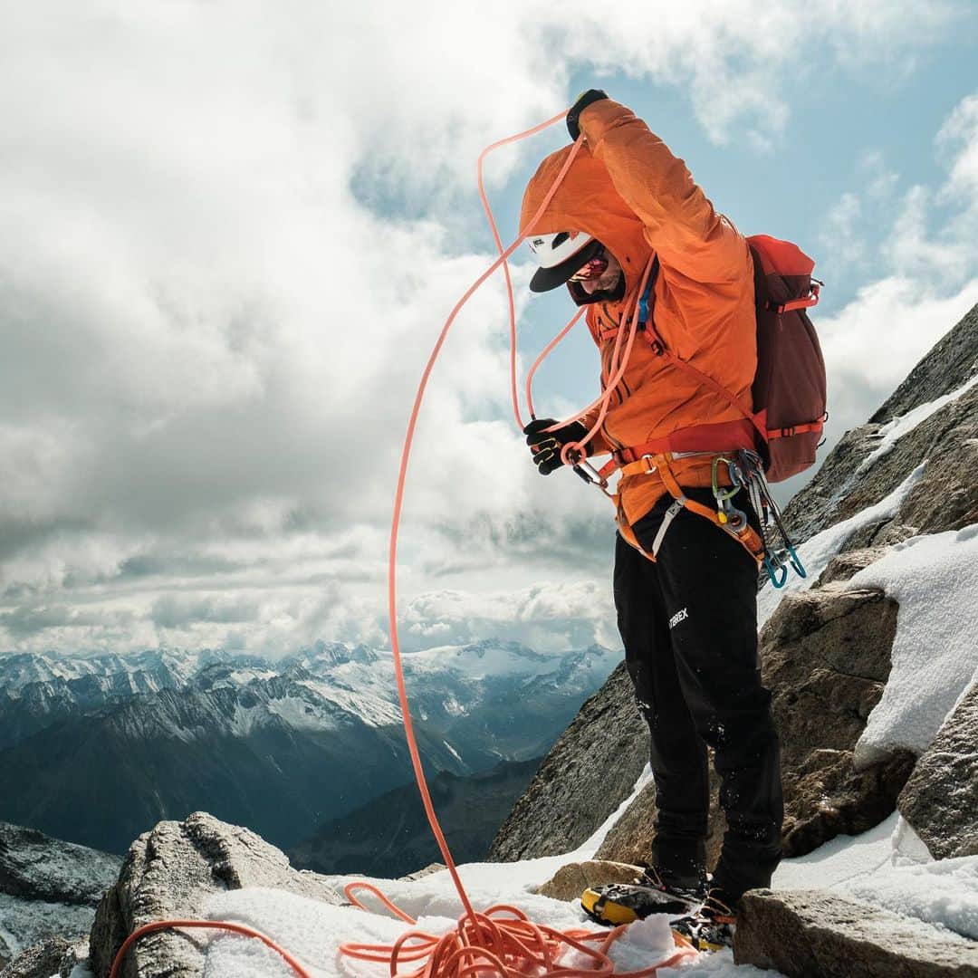 ドイターのインスタグラム：「The mountains are calling... ⛰️ And @stefan.voitl must go! 🏃  As a professional photographer, Stefan is mostly behind the lens. Finally, we snapped some pics of him training towards becoming a mountain guide. Accompanied of course by his trusty deuter pack 🎒💙  📸 @david.keu  -  Please tag #deuter to be featured. ❤️  -  #guide #alpinism #mountaineering #deuter #deuterforever」