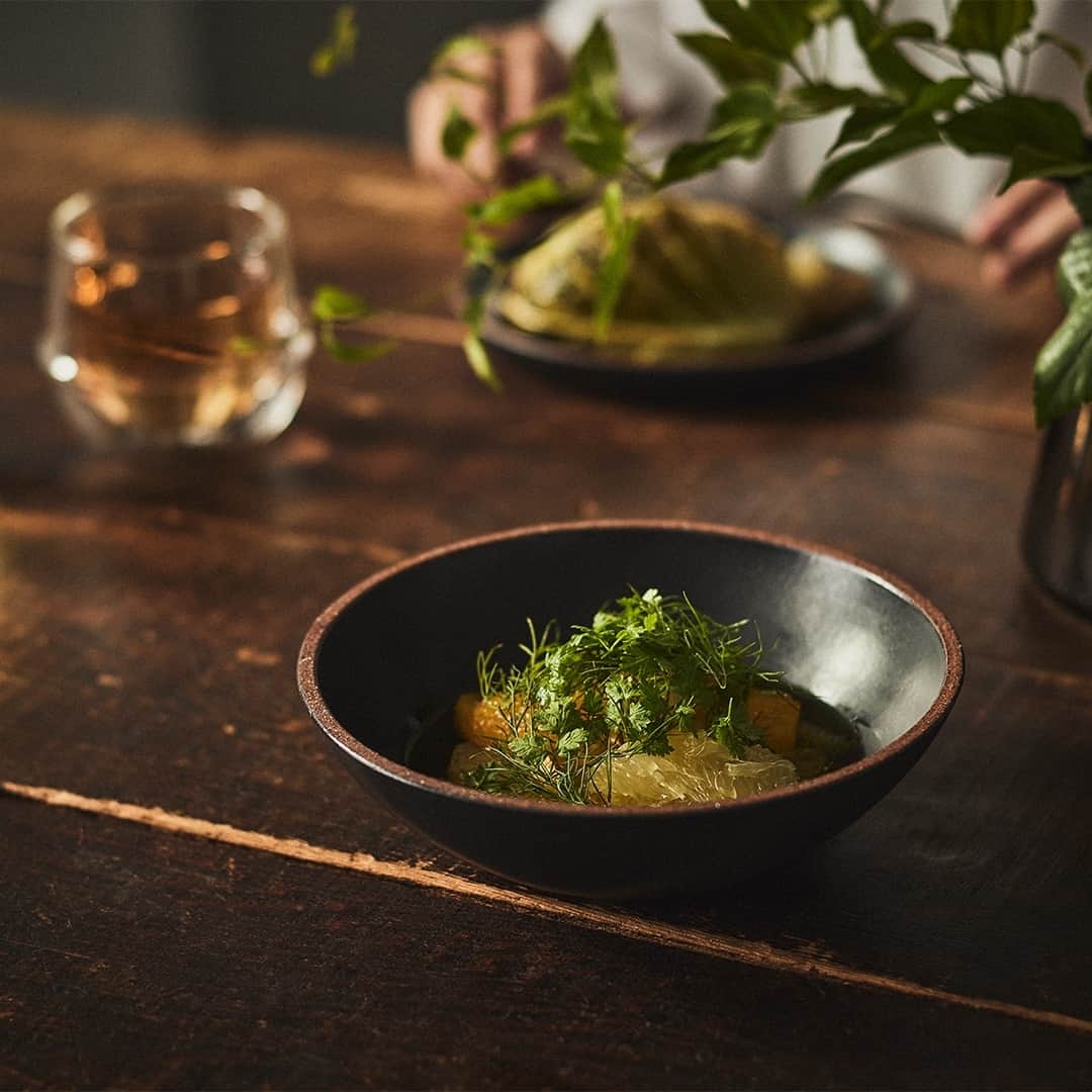のインスタグラム：「温かみを感じる器と料理で、心と身体を穏やかに。料理家の遠藤千恵さん(@ties.chie)に教えていただいた、素材の味わいが引き立つレシピをご紹介します。⁠ ⁠ [ 柑橘とハーブのサラダ ]⁠ 少し酸味のある柑橘とフレッシュハーブを組み合わせて、爽やかな一品を。⁠ ⁠ 材料（2人分）⁠ お好みの柑橘 1個（約300g） / 玉ねぎ 1/2個 / ディル、ミント、セルフィーユ　各1パック（計 約45g）/ 白ワインビネガー 大さじ1 / エキストラバージンオリーブオイル　大さじ3 / 塩 小さじ1⁠ ⁠ レシピの続き、他のサイドメニューのレシピはkinto.co.jpのJOURNALページに掲載中の記事にて。⁠ @kintojapan⁠ ⁠ ---⁠ Treat your body and soul to a comforting meal. We introduce recipes by chef Chie Endo (@ties.chie) that bring out the flavors of simple ingredients. ⁠ ⁠ [ Citrus Salad with Fresh Herbs ]⁠ A refreshing salad combining tangy citrus, such as grapefruit or orange, and fresh herbs. ⁠ ⁠ Ingredients (2 servings)⁠ 1 Citrus fruit of your choice (300g) / 1/2 Onion / total 45g of Dill, mint, and chervil / 1 tablespoon White wine vinegar / 3 tablespoon Extra virgin olive oil / 1 teaspoon Salt⁠ ⁠ See instructions & other side dish recipes in our latest article on www.kinto.co.jp JOURNAL section.⁠ @kintojapan⁠ .⁠ .⁠ .⁠ #kinto #キントー #kintojournal」