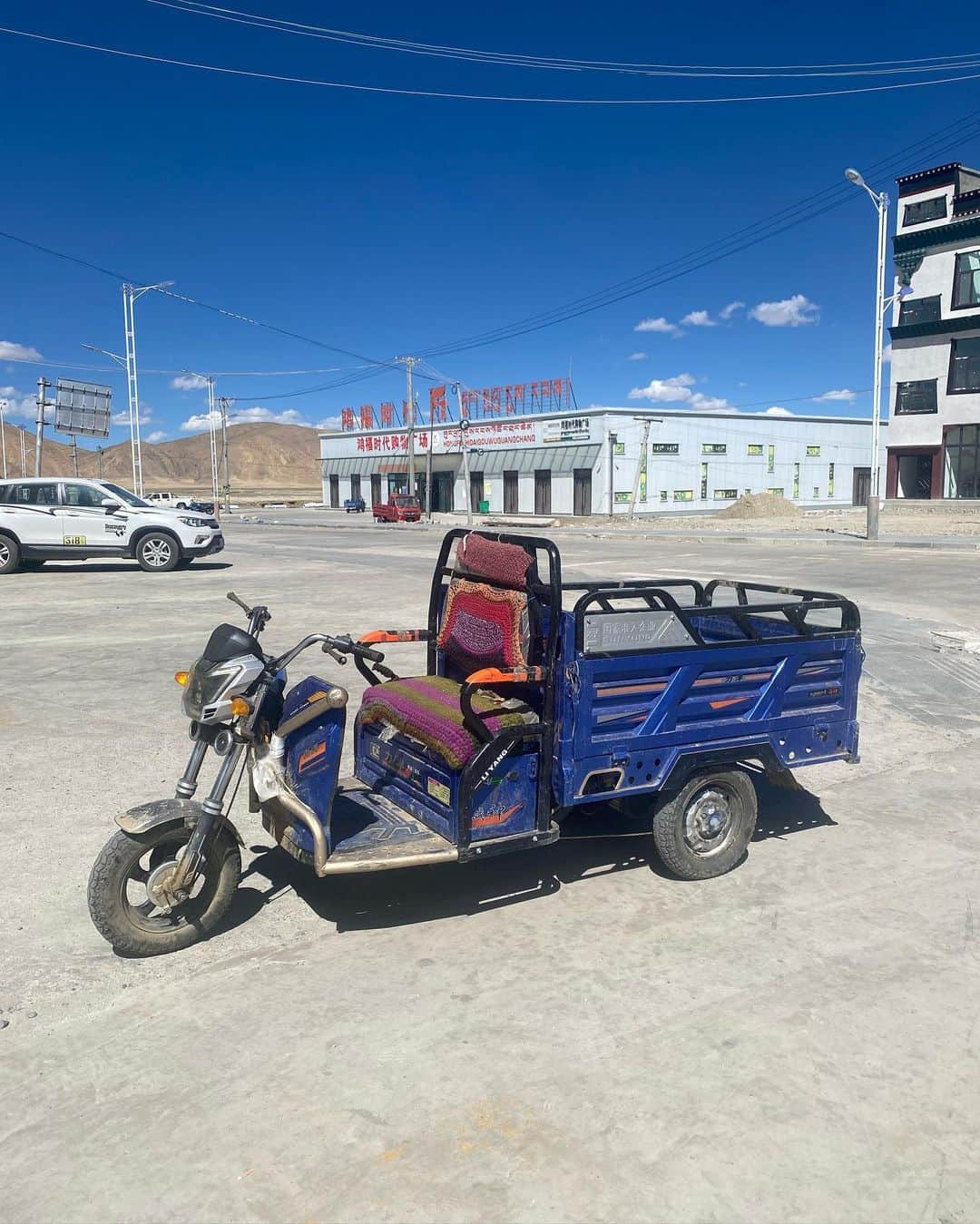 石川直樹さんのインスタグラム写真 - (石川直樹Instagram)「For Himalayas➉ Moving to the mountains. #Tibet. 標高5000mの峠を越えて、ニューティンリー着。1枚目の写真は、2つまえのポストと同じ峠です。10年前と今。#タルチョ が増えまくってる。 4枚目は、今日チョオユー組とシシャパンマ組に途中で分かれた際の荷物の積み替え風景。 5枚目はシシャパンマを望む展望台にあった地図。昨日泊まった国境の街、キロンは「吉隆」と書くんですね。 6枚目は、さっき着いたばかりのニューティンリー。10年前も2001年も、ぼくはオールドティンリーに泊まったのでした。ニューティンリーは発展している普通の街。 明日はオールドティンリーを経由して、チョオユーのプレBCへ。#チベット にいるってだけでワクワクしてます。」9月28日 17時15分 - straightree8848