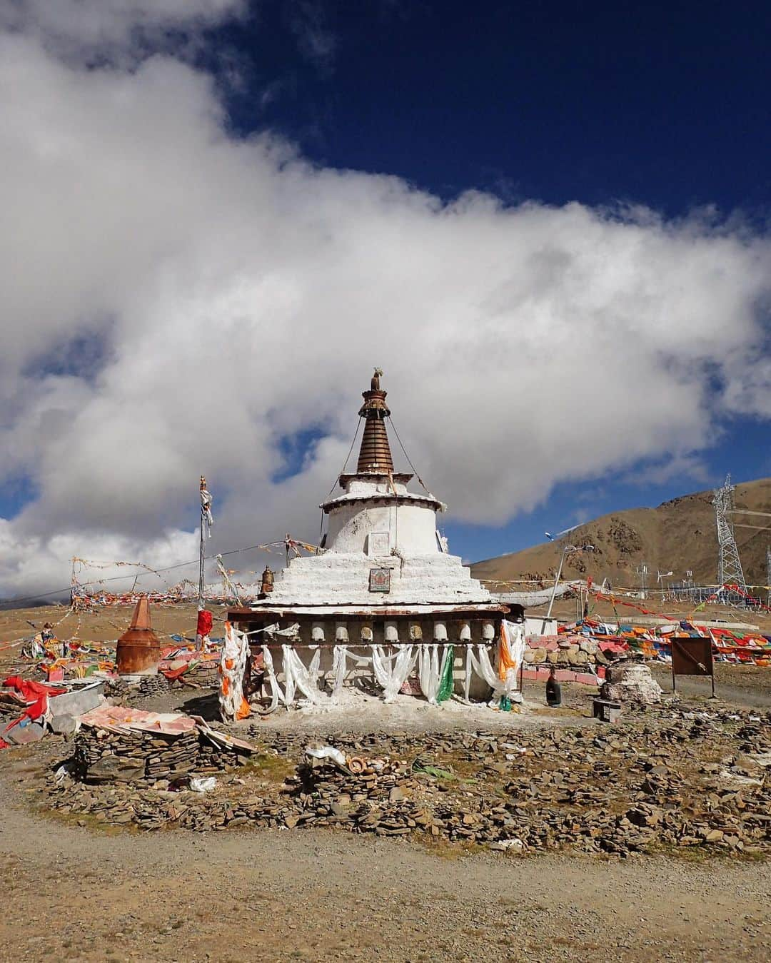 石川直樹さんのインスタグラム写真 - (石川直樹Instagram)「For Himalayas➉ Moving to the mountains. #Tibet. 標高5000mの峠を越えて、ニューティンリー着。1枚目の写真は、2つまえのポストと同じ峠です。10年前と今。#タルチョ が増えまくってる。 4枚目は、今日チョオユー組とシシャパンマ組に途中で分かれた際の荷物の積み替え風景。 5枚目はシシャパンマを望む展望台にあった地図。昨日泊まった国境の街、キロンは「吉隆」と書くんですね。 6枚目は、さっき着いたばかりのニューティンリー。10年前も2001年も、ぼくはオールドティンリーに泊まったのでした。ニューティンリーは発展している普通の街。 明日はオールドティンリーを経由して、チョオユーのプレBCへ。#チベット にいるってだけでワクワクしてます。」9月28日 17時15分 - straightree8848