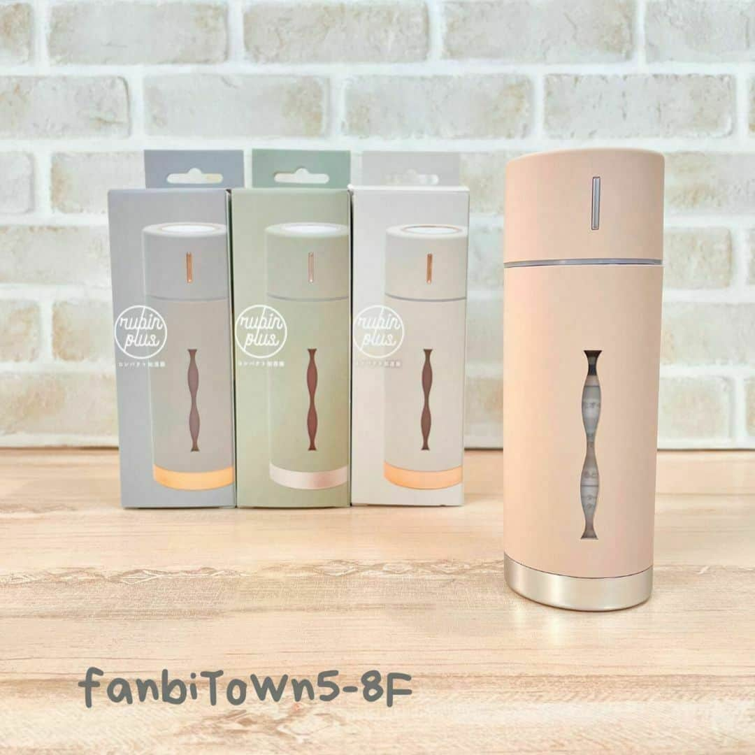 ファンビ寺内 (fanbi) のインスタグラム：「. 加湿器入荷しました🍃 様々な種類の加湿器が入荷しています😊🪴  ⌇１～２枚目⌇コンパクト加湿器 （ルビンプラス・ニューレトロ） デスクやドライブで使いやすいコンパクト加湿器。 シンプルなデザインとレトロなデザインがあります🌷 ▾小売価格￥2,600の約35％OFF！ ⤻会員価格は￥1,690✨（税込￥1,859）  ⌇３枚目⌇アロマストーンコードレス加湿器 きらめくアロマストーンが華やか。 空間も心も潤う癒しの加湿器。 ▾小売価格￥2,700の約25％OFF！ ⤻会員価格は￥2,025✨（税込￥2,227）  ⌇４枚目⌇砂時計コードレス加湿器 砂時計のようなかわいらしさ⏳ インテリア性に優れたおしゃれな超音波式加湿器。 ▾小売価格￥3,480の約25％OFF！ ⤻会員価格は￥2,610✨（税込￥2,871）  ⌇５枚目⌇ハイブリッド式加湿器 大容量＋ハイブリッド。 パワフルミストな多機能モデル！ ▾小売価格￥9,980の約25％OFF！ ⤻会員価格は￥7,485✨（税込￥8,233）  ⌇６枚目⌇超音波式加湿器ペットボトル自動給水機能付 自動給水で実現する、コンパクト＆大容量加湿器！ ▾小売価格￥6,480の約25％OFF！ ⤻会員価格は￥4,860✨（税込￥5,346）  #fanbiTown5-8階　生活雑貨売場  品切れの際はご容赦ください🙇🏻‍♀️ ＿＿＿＿＿＿＿＿＿＿＿＿＿＿＿＿  DM、コメントでの在庫確認や その他お問い合わせはご遠慮ください。 プロフィール（@fanbi_official）の ハイライト「お問い合わせ」か、 TEL:06-6262-2161(代表)よりお願いします。  #ファンビ寺内 は、会員制の #卸問屋 です。 店舗へのアクセス、ご利用方法はプロフィール （@fanbi_official）のリンクからご確認ください☺️  ＿＿＿＿＿＿＿＿＿＿＿＿＿＿＿＿  #ファンビ #fanbi寺内 #fanbi #寺内 #大阪 #osaka #本町 #honmachi #堺筋本町 #問屋 #加湿器 #超音波式加湿器 #アロマストーン #ハイブリッド式加湿器 #湿度コントロール #自動給水 #加湿 #インテリア #超音波加湿器 #ハイブリッド加湿器 #マイホーム」