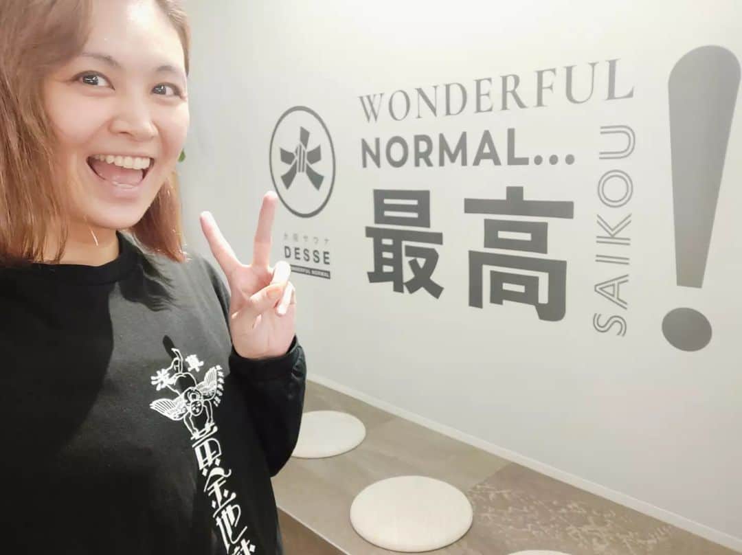 栗山絵美のインスタグラム：「休演日の度にサウナに行ってる私です♨️𓈒𓂂𓏸笑 4月にオープンしたばかりの  @desse.osaka へ コチラ普段は男性専用なのですが、月一のレディースデーが休演日と被るという、奇跡のスケジュール✨ オープンと同時に行ってきました！ 最高のサウナワンダーランド😭 サウナが沢山あって選べない！ 5セットしました！  整ってる間も次のサウナどうしようかなぁとワクワクしている普段とは違うサウナタイム。 森と蔵と茶室サウナがお気に入りでした。 ハンモックで整うのが楽しすぎた！  次はここでサ飯も食べたいし、フリータイムでゆっくりまた来たい！  サ飯はすぐ近くの鯖六にて、鯖チャーハン&つけ麺！めちゃくちゃ美味しかった～🐟  そして今はホテルで篭って楽譜と格闘！  糖分補給に、気になっていた、なかたに亭でチョコレートケーキと無花果ミルフィーユをお持ち帰りしました♡  しっかり癒されたので、引き続き勉強頑張ります！  食もサウナも音楽も！充実の休演日✨  明日から大千穐楽へのラストスパートが始まります🎸  #ラスト4ロック #ミュージカルスクールオブロック #サウナ好き #食い倒れ休演日」