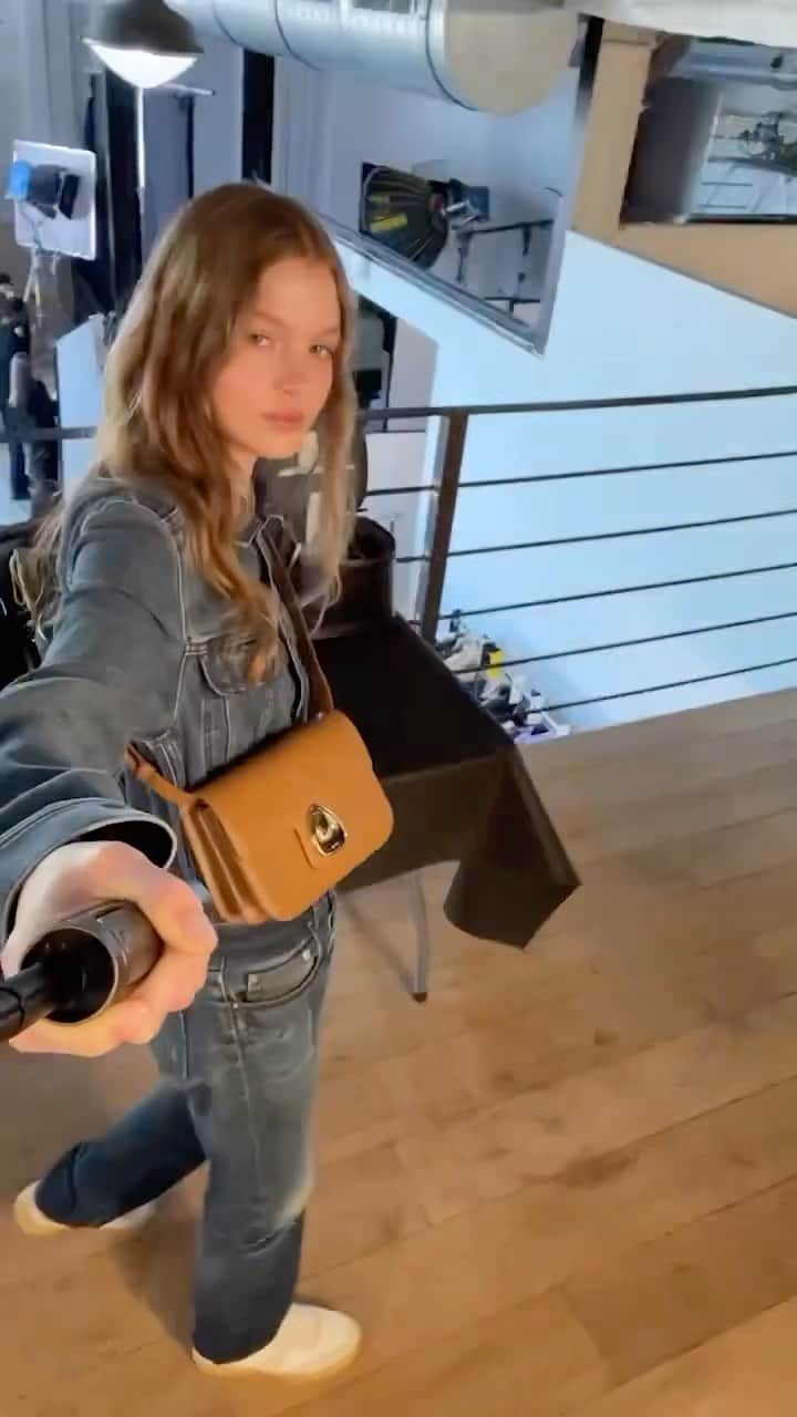 アーペーセーのインスタグラム：「POV: you and your Astra bag spend the day on set with us.   #APCParis」