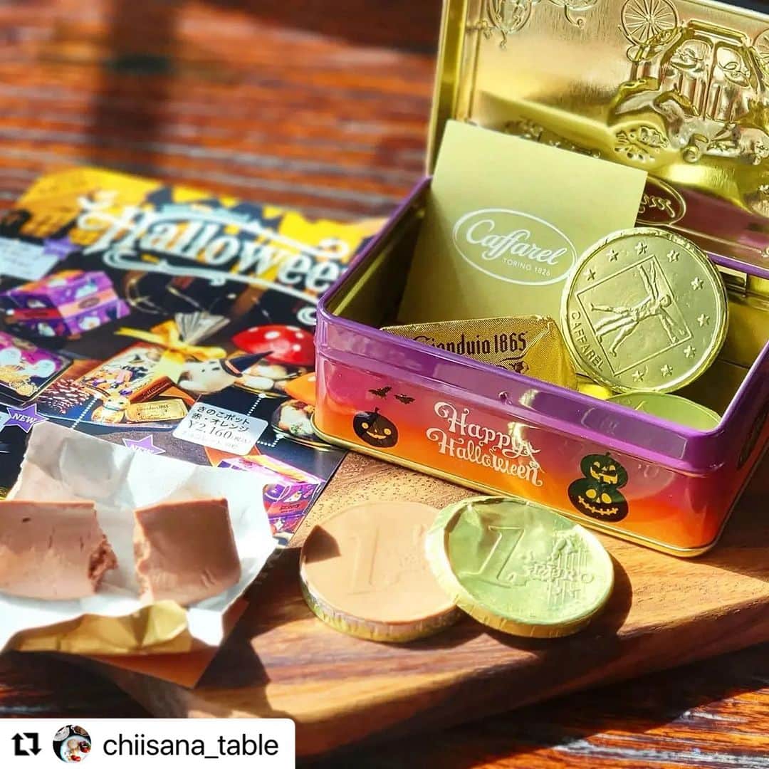 のインスタグラム：「#カファレルアンバサダー2023　@chiisana_tableさまにご投稿頂きました📷🍫 ありがとうございます✨  チョコレートホイルが宝石のようにキラキラと輝いていて素敵な写真を撮影して頂きました💍 ハロウィン小缶が宝箱のようです🤍  早いもので9月もあと3日😳 ハロウィンが楽しみですね🎃✨  #カファレルアンバサダー2023 #カファレル #ジャンドゥーヤ #caffarel #ハロウィン」