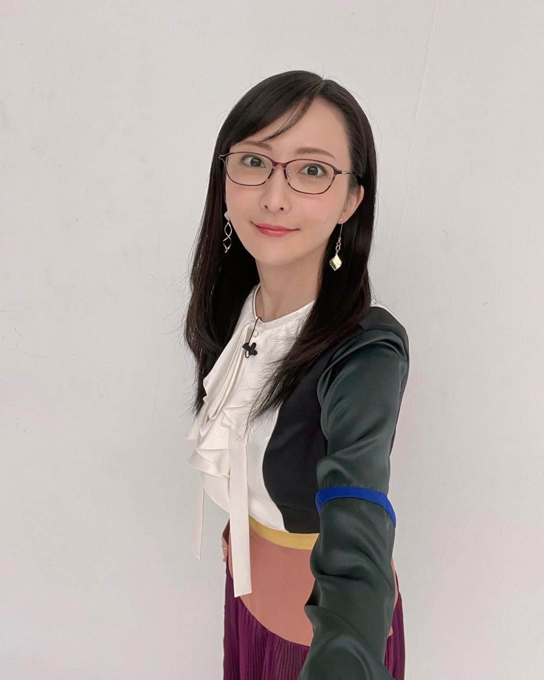 松澤千晶のインスタグラム：「楽しい収録でした🎶 お衣装とても可愛かったので、忘れないうちに載せておきたくて。笑  one-piece @adelly.tokyo accessory @osewaya_official  また近くなったらお知らせさせてください。」