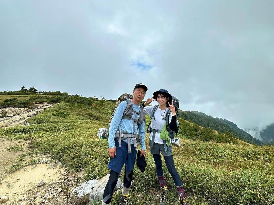 中村葵さんのインスタグラム写真 - (中村葵Instagram)「薬師岳⛰️9/18-19  父と登って来ました！ お天気は微妙だったけど、雨はなんとか耐えてくれました😶 たまに顔を出す太陽がとても綺麗でした✨  私たちは太郎平キャンプ場でテント泊🏕️ 荷物を置いて軽装で朝方薬師岳へ^_^  3000m近いけど、ガシガシ登る岩場や梯子もないので、のんびり登りやすい山でした⛰️  また載せていきますね！！  #薬師岳#富山県#薬師岳キャンプ場 #テント泊 #テント泊登山 #山登り#登山#山のぼり大好き#山登り好きな人と繋がりたい #登山女子 #山が好き #山 #toyamd#japanemountain #crime#instagood」9月28日 17時34分 - aoinakamura123