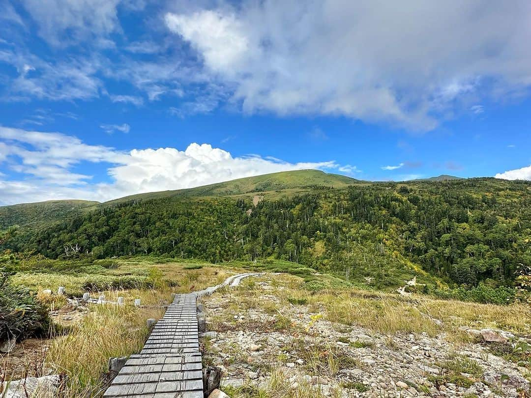 中村葵さんのインスタグラム写真 - (中村葵Instagram)「薬師岳⛰️9/18-19  父と登って来ました！ お天気は微妙だったけど、雨はなんとか耐えてくれました😶 たまに顔を出す太陽がとても綺麗でした✨  私たちは太郎平キャンプ場でテント泊🏕️ 荷物を置いて軽装で朝方薬師岳へ^_^  3000m近いけど、ガシガシ登る岩場や梯子もないので、のんびり登りやすい山でした⛰️  また載せていきますね！！  #薬師岳#富山県#薬師岳キャンプ場 #テント泊 #テント泊登山 #山登り#登山#山のぼり大好き#山登り好きな人と繋がりたい #登山女子 #山が好き #山 #toyamd#japanemountain #crime#instagood」9月28日 17時34分 - aoinakamura123