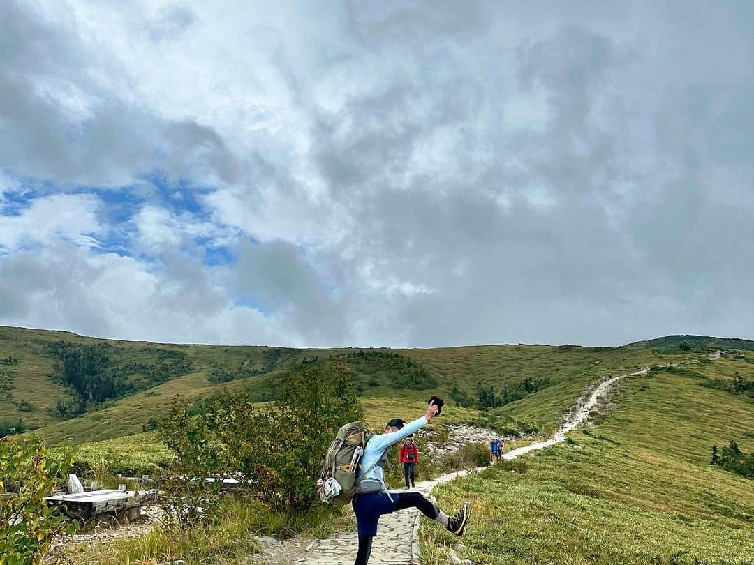 中村葵さんのインスタグラム写真 - (中村葵Instagram)「薬師岳⛰️9/18-19  父と登って来ました！ お天気は微妙だったけど、雨はなんとか耐えてくれました😶 たまに顔を出す太陽がとても綺麗でした✨  私たちは太郎平キャンプ場でテント泊🏕️ 荷物を置いて軽装で朝方薬師岳へ^_^  3000m近いけど、ガシガシ登る岩場や梯子もないので、のんびり登りやすい山でした⛰️  また載せていきますね！！  #薬師岳#富山県#薬師岳キャンプ場 #テント泊 #テント泊登山 #山登り#登山#山のぼり大好き#山登り好きな人と繋がりたい #登山女子 #山が好き #山 #toyamd#japanemountain #crime#instagood」9月28日 17時34分 - aoinakamura123