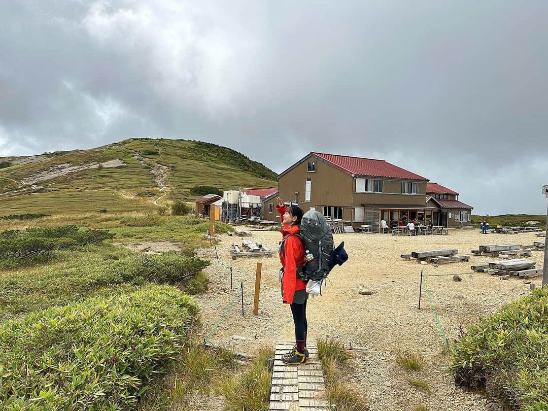 中村葵さんのインスタグラム写真 - (中村葵Instagram)「薬師岳⛰️9/18-19  父と登って来ました！ お天気は微妙だったけど、雨はなんとか耐えてくれました😶 たまに顔を出す太陽がとても綺麗でした✨  私たちは太郎平キャンプ場でテント泊🏕️ 荷物を置いて軽装で朝方薬師岳へ^_^  3000m近いけど、ガシガシ登る岩場や梯子もないので、のんびり登りやすい山でした⛰️  また載せていきますね！！  #薬師岳#富山県#薬師岳キャンプ場 #テント泊 #テント泊登山 #山登り#登山#山のぼり大好き#山登り好きな人と繋がりたい #登山女子 #山が好き #山 #toyamd#japanemountain #crime#instagood」9月28日 17時34分 - aoinakamura123