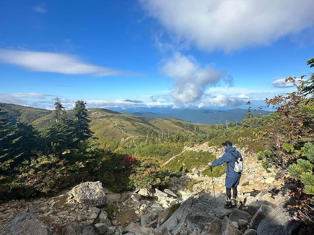 中村葵さんのインスタグラム写真 - (中村葵Instagram)「薬師岳⛰️9/18-19  父と登って来ました！ お天気は微妙だったけど、雨はなんとか耐えてくれました😶 たまに顔を出す太陽がとても綺麗でした✨  私たちは太郎平キャンプ場でテント泊🏕️ 荷物を置いて軽装で朝方薬師岳へ^_^  3000m近いけど、ガシガシ登る岩場や梯子もないので、のんびり登りやすい山でした⛰️  また載せていきますね！！  #薬師岳#富山県#薬師岳キャンプ場 #テント泊 #テント泊登山 #山登り#登山#山のぼり大好き#山登り好きな人と繋がりたい #登山女子 #山が好き #山 #toyamd#japanemountain #crime#instagood」9月28日 17時34分 - aoinakamura123