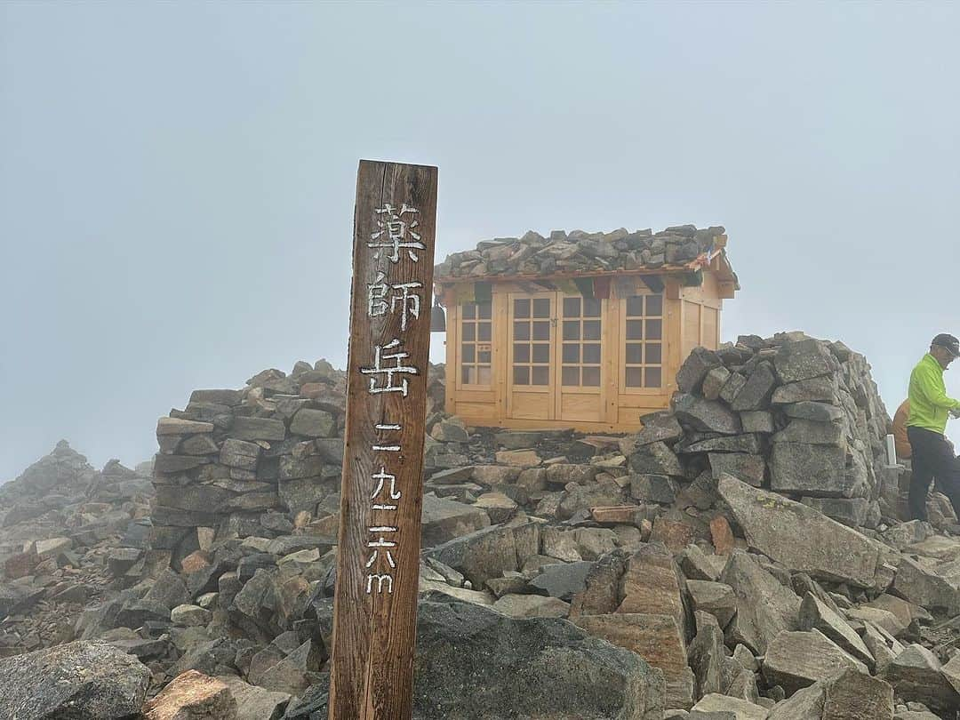 中村葵さんのインスタグラム写真 - (中村葵Instagram)「薬師岳⛰️9/18-19  父と登って来ました！ お天気は微妙だったけど、雨はなんとか耐えてくれました😶 たまに顔を出す太陽がとても綺麗でした✨  私たちは太郎平キャンプ場でテント泊🏕️ 荷物を置いて軽装で朝方薬師岳へ^_^  3000m近いけど、ガシガシ登る岩場や梯子もないので、のんびり登りやすい山でした⛰️  また載せていきますね！！  #薬師岳#富山県#薬師岳キャンプ場 #テント泊 #テント泊登山 #山登り#登山#山のぼり大好き#山登り好きな人と繋がりたい #登山女子 #山が好き #山 #toyamd#japanemountain #crime#instagood」9月28日 17時34分 - aoinakamura123