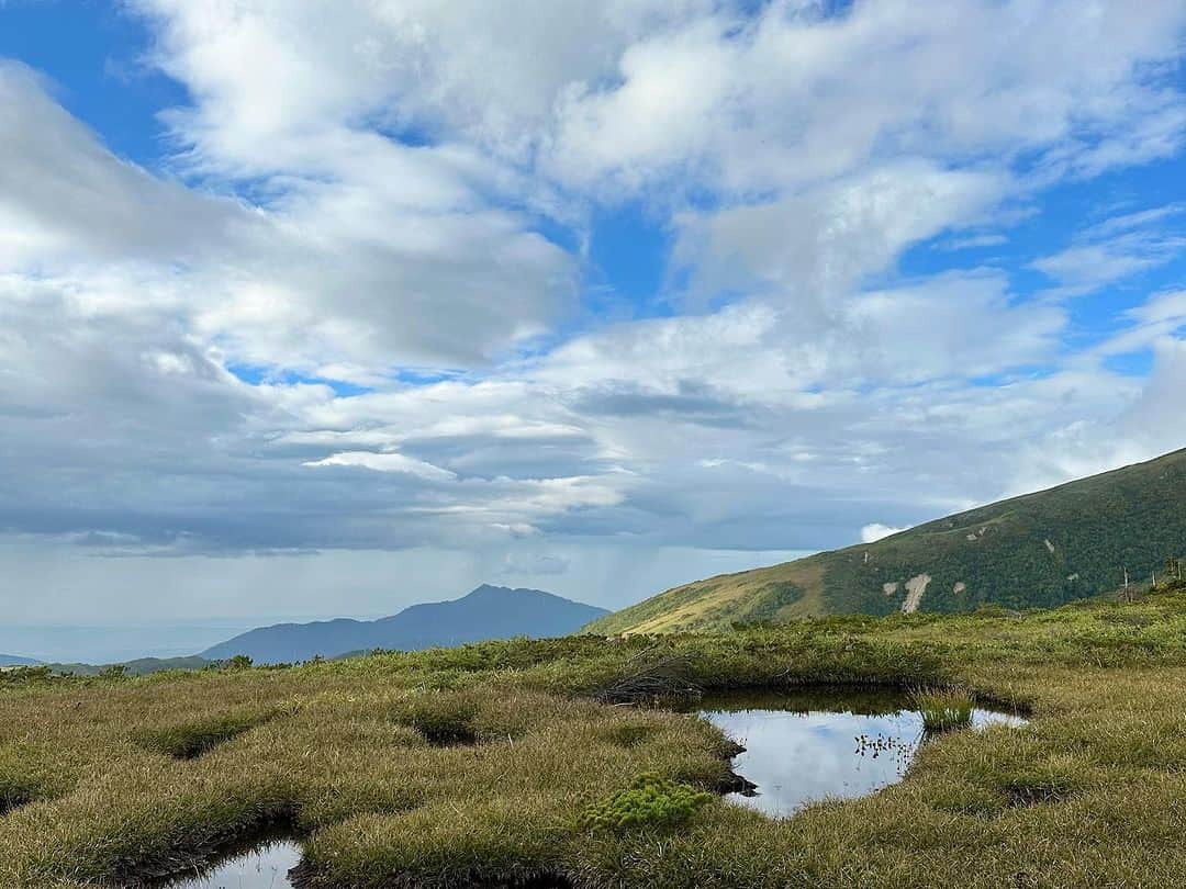 中村葵さんのインスタグラム写真 - (中村葵Instagram)「薬師岳⛰️9/18-19  父と登って来ました！ お天気は微妙だったけど、雨はなんとか耐えてくれました😶 たまに顔を出す太陽がとても綺麗でした✨  私たちは太郎平キャンプ場でテント泊🏕️ 荷物を置いて軽装で朝方薬師岳へ^_^  3000m近いけど、ガシガシ登る岩場や梯子もないので、のんびり登りやすい山でした⛰️  また載せていきますね！！  #薬師岳#富山県#薬師岳キャンプ場 #テント泊 #テント泊登山 #山登り#登山#山のぼり大好き#山登り好きな人と繋がりたい #登山女子 #山が好き #山 #toyamd#japanemountain #crime#instagood」9月28日 17時34分 - aoinakamura123