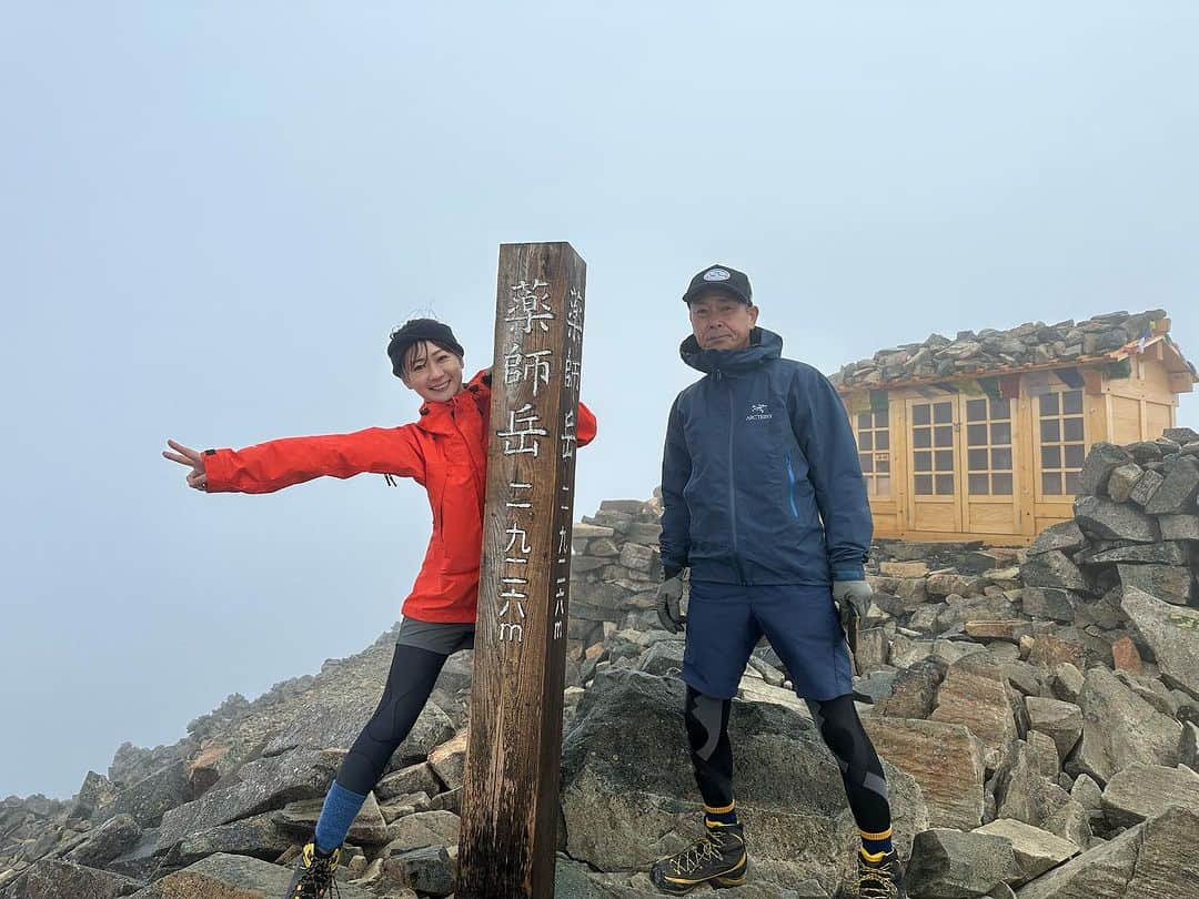 中村葵のインスタグラム：「薬師岳⛰️9/18-19  父と登って来ました！ お天気は微妙だったけど、雨はなんとか耐えてくれました😶 たまに顔を出す太陽がとても綺麗でした✨  私たちは太郎平キャンプ場でテント泊🏕️ 荷物を置いて軽装で朝方薬師岳へ^_^  3000m近いけど、ガシガシ登る岩場や梯子もないので、のんびり登りやすい山でした⛰️  また載せていきますね！！  #薬師岳#富山県#薬師岳キャンプ場 #テント泊 #テント泊登山 #山登り#登山#山のぼり大好き#山登り好きな人と繋がりたい #登山女子 #山が好き #山 #toyamd#japanemountain #crime#instagood」