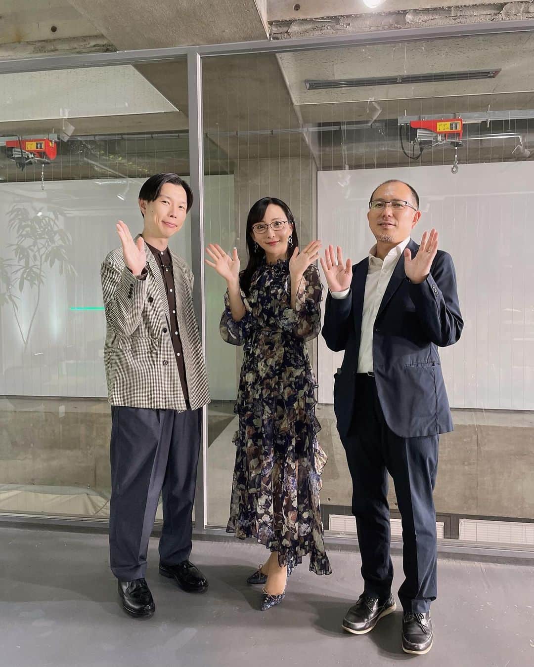 松澤千晶のインスタグラム：「うずらインフォ、DMMさんで本日21:00〜  お馴染みハライチ岩井さん、アニメ評論家の藤津亮太さんと。  藤津さんの確かな見解と岩井さんの欲望丸出し論評が面白かったです。笑  お写真撮りそびれましたが、ゲストはガチガチのニコ厨オタクのアンジェラ芽衣さん✨」