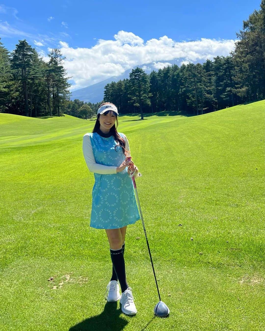 高沢奈苗さんのインスタグラム写真 - (高沢奈苗Instagram)「.  初めての河口湖カントリー⛳️  この写真は富士山見えないけど、富士山映えホールたくさんありました🗻✨  難しいと聞いてたけど、確かにぃ🤣 でも涼しくて快適ゴルフだった🍃  ウェアは @cuarto_united   富士山カラー🩵🤍🩵  ソックスは @lenan_golf 🧦🤎　  .  .  #golf #cuartounited #golffashion #クアルトユナイテッド #ゴルフ女子 #ゴルフファッション #ワンピースコーデ #河口湖カントリークラブ」9月28日 17時28分 - nanaetakasawa
