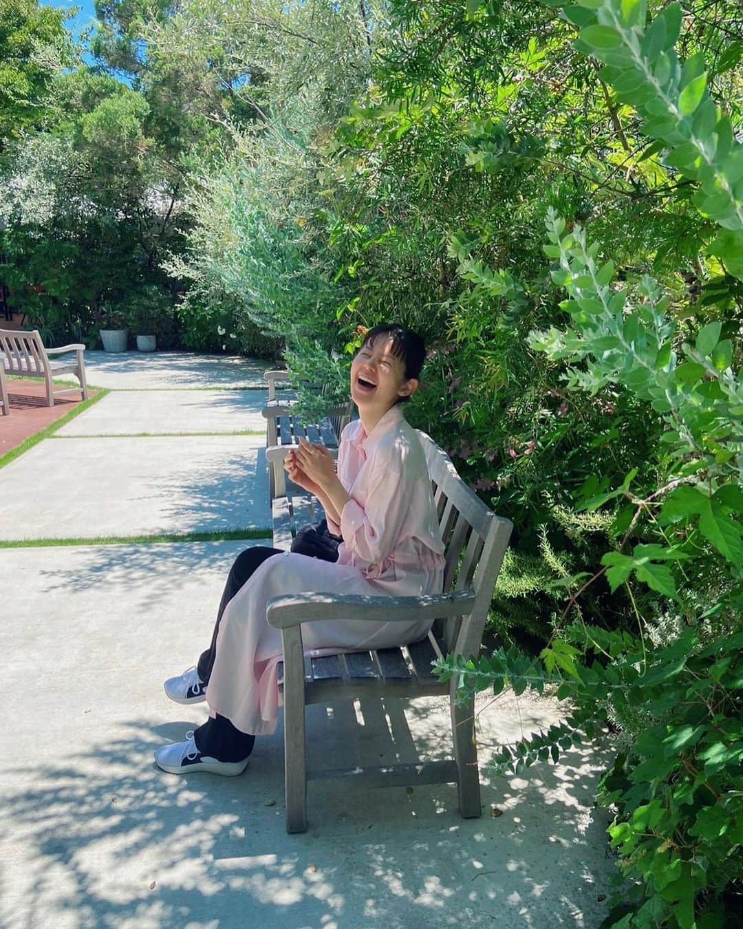 小西真奈美さんのインスタグラム写真 - (小西真奈美Instagram)「まだまだ暑いですね。 本日も関東は30℃超えでした😵  緑のある所は目にも優しく、 癒されて元気が出ます🍀  皆さんも体調にお気をつけてお過ごしください。  #緑 #癒し #元気の源」9月28日 17時30分 - manami.official