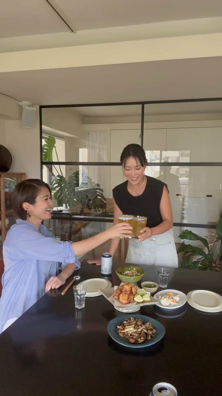 中本千尋のインスタグラム：「🍻 . .  おまみと近況報告会も兼ねてアトリエでお料理を作ってアペロを😉 @mami_ishioka    . メニューは、 ヒューガルデンの秋のアペロレシピから、 『セミドライきのこの香りサラダ』 . 中本レシピより、 『ヨーグルトナンプラーソースのウフマヨ』 『柚子胡椒セビーチェ』 . おまみ特製『塩唐揚げ』 . どれも簡単に作れるから30分くらいで賑やかなアペロテーブルに! もはやアペロの域を超えたよね🥹 . ヒューガルデンは華やかでフルーティーで、コリアンダーの清涼感がまた心地よく今回のお料理たちとも相性抜群! . 今回盛り付けにも使ったヒューガルデンのオリジナルミニグラスとレシピはエリア限定のスーパーマーケットで展開中とのこと！ ぜひチェックしてみてね! . 春に向けての作戦会議も出来たし、来年の楽しみがまた増えたね♪ 明るいうちから乾杯できる幸せ🍻 . 秋アペロ、どんなお料理と合わせたいー❔ ぜひ参考にさせてください😉  #PR #Hoegaarden  #ヒューガルデン  #ホワイトビール  #アペロ @hoegaarden_jpn」