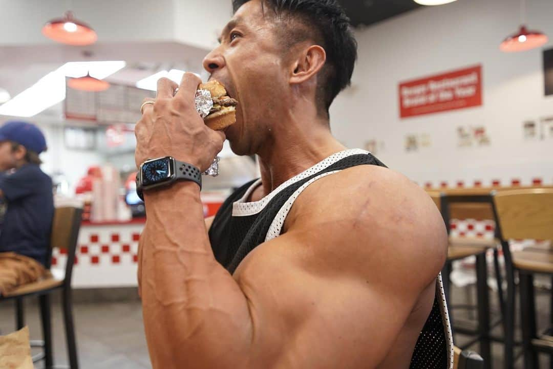 湯浅幸大のインスタグラム：「大会後はハンバーガー🍔に限る😋 韓国でおすすめのハンバーガー屋さん知ってる人はコメント、DM下さい🙏  If you know of any recommended hamburger stores in Korea, please let me know.  한국에서 추천할 만한 햄버거 가게를 아시는 분 알려주세요.」