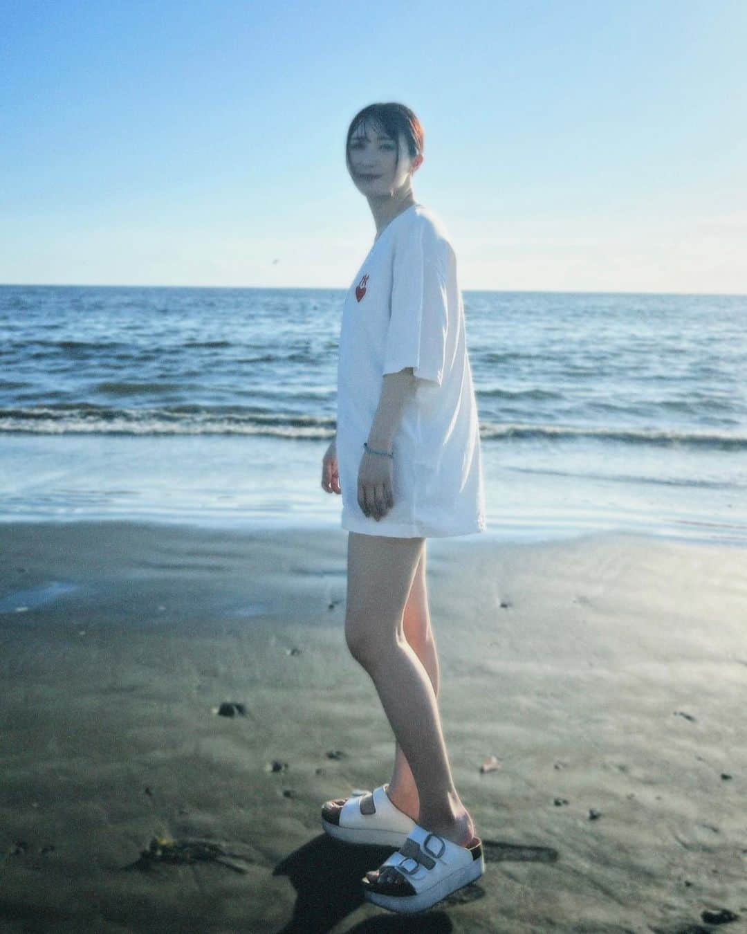 伊藤愛真さんのインスタグラム写真 - (伊藤愛真Instagram)「今年初の海を見てテンションあがった🫶🏻笑 プライベートで水着着たのなんて最後いつだろう😂😂 来年はナイトプールとか行きたいな 西武園とかやってるかな！笑 . . . #japanesegirl#gravure#filmcamera#フィルムカメラ」9月28日 17時31分 - __emagram