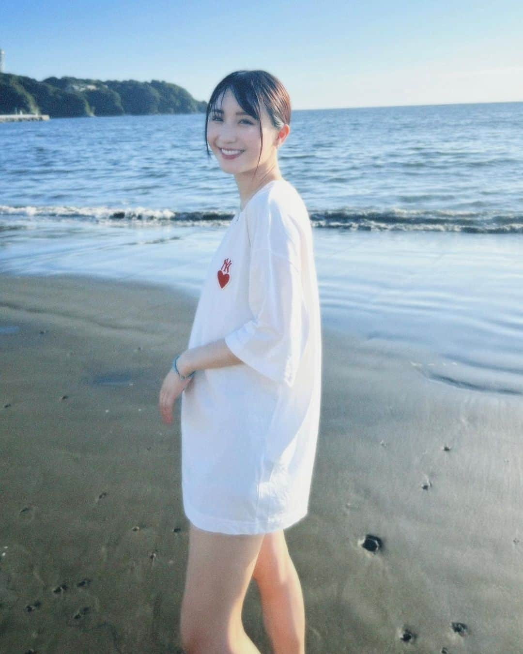 伊藤愛真のインスタグラム：「今年初の海を見てテンションあがった🫶🏻笑 プライベートで水着着たのなんて最後いつだろう😂😂 来年はナイトプールとか行きたいな 西武園とかやってるかな！笑 . . . #japanesegirl#gravure#filmcamera#フィルムカメラ」