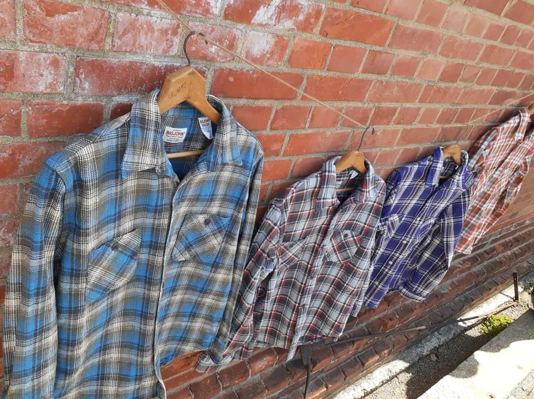 BIG JOHNさんのインスタグラム写真 - (BIG JOHNInstagram)「Bigjohnjeans 【The Original Heavy Cotton Flannel】  こんにちは❕❕ PLANNERのKIMURAです。 9月も後半になりますが、まだまだ暑い日が続いているので衣替えが先でも良さそうです。m(__)m 今年もBIGJOHNのベビーネル の新色が近々発売します!✨  生地は産地の新潟で作った極上のフランネル生地です。 生地裏に起毛を掛けているので今着ると暑いと思いますが、早めに準備した方が良いですね！！  発売までもうしばらくお待ち下さい!!    @bigjohnshop @bigjohntokyo @bigjohnosaka #ビッグジョン#ビッグジョン児島本店#BIGJHON#ビッグジョン大阪#ビッグジョン東京#ヴィンテージ#岡山#倉敷#児島#倉敷#デニム#セルビッジ#インディゴ#履き込み#穿き込み#jeans#Japanmade#denim#jeans#jeansfashion#brand#デニム#japan #drydenim #indigoinvitation #selvage #selvagedenim #rawdenim #経年変化 #国産 #kojima #365daysoffade #マクアケ」9月28日 17時32分 - bigjohnjeans