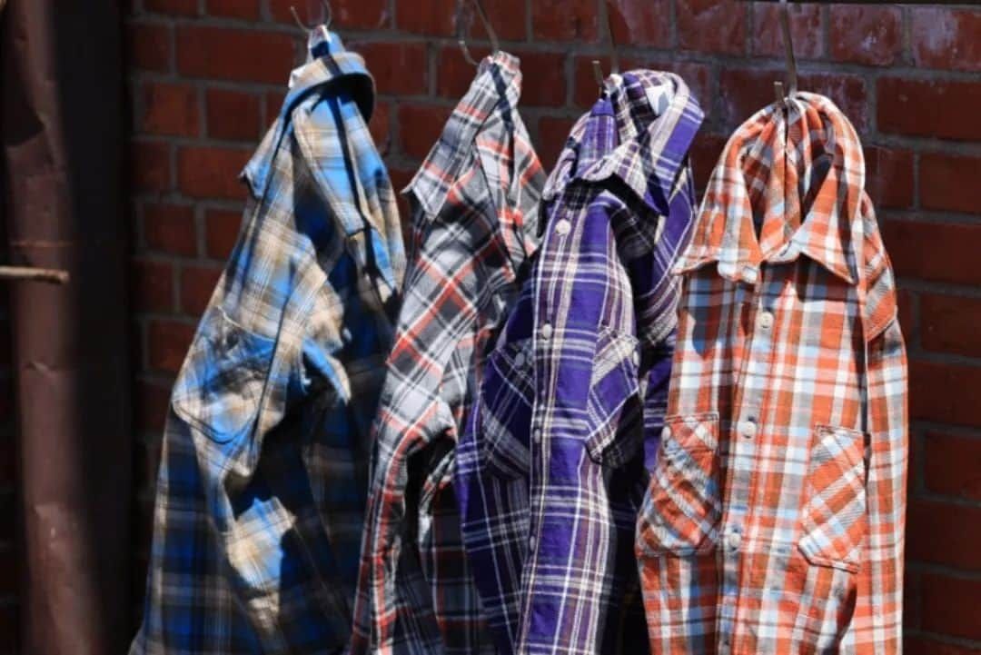 BIG JOHNさんのインスタグラム写真 - (BIG JOHNInstagram)「Bigjohnjeans 【The Original Heavy Cotton Flannel】  こんにちは❕❕ PLANNERのKIMURAです。 9月も後半になりますが、まだまだ暑い日が続いているので衣替えが先でも良さそうです。m(__)m 今年もBIGJOHNのベビーネル の新色が近々発売します!✨  生地は産地の新潟で作った極上のフランネル生地です。 生地裏に起毛を掛けているので今着ると暑いと思いますが、早めに準備した方が良いですね！！  発売までもうしばらくお待ち下さい!!    @bigjohnshop @bigjohntokyo @bigjohnosaka #ビッグジョン#ビッグジョン児島本店#BIGJHON#ビッグジョン大阪#ビッグジョン東京#ヴィンテージ#岡山#倉敷#児島#倉敷#デニム#セルビッジ#インディゴ#履き込み#穿き込み#jeans#Japanmade#denim#jeans#jeansfashion#brand#デニム#japan #drydenim #indigoinvitation #selvage #selvagedenim #rawdenim #経年変化 #国産 #kojima #365daysoffade #マクアケ」9月28日 17時32分 - bigjohnjeans