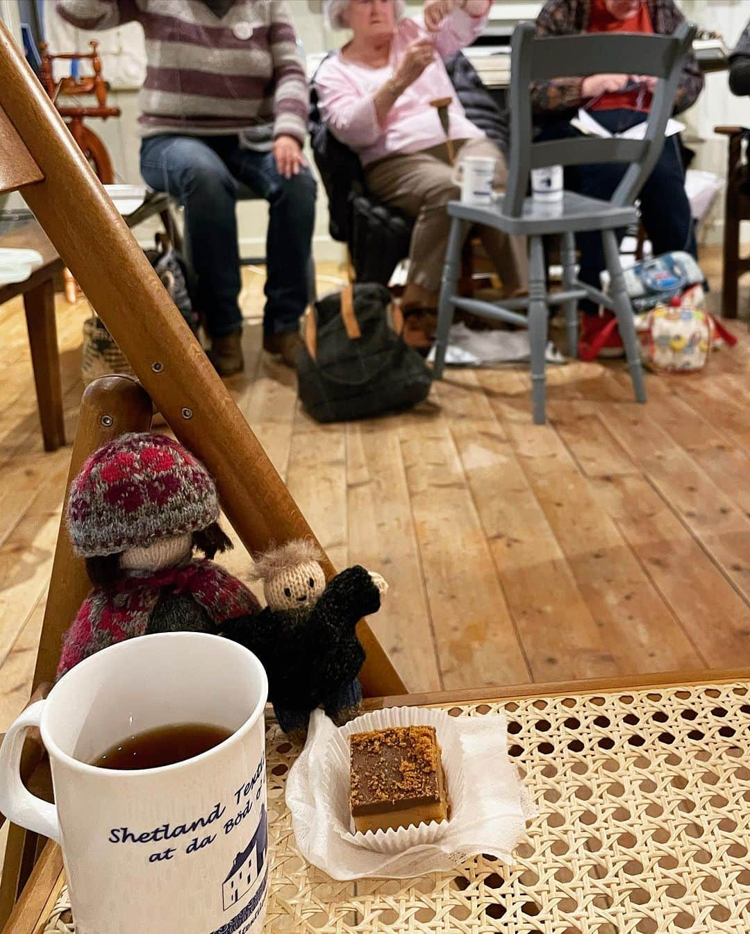 長久保智子さんのインスタグラム写真 - (長久保智子Instagram)「Hello !  Sheep 🤣 And after that, it’s cozy time at Shetland Textile Museum.💙 ふつうに！道に座ってたり歩いたりしてますからね🤣にんげんたちは注意して⚠️運転せねばいけません🚗🤣 夜はトリコテタイム🧶☕️」9月28日 17時33分 - satoko.tricot_the