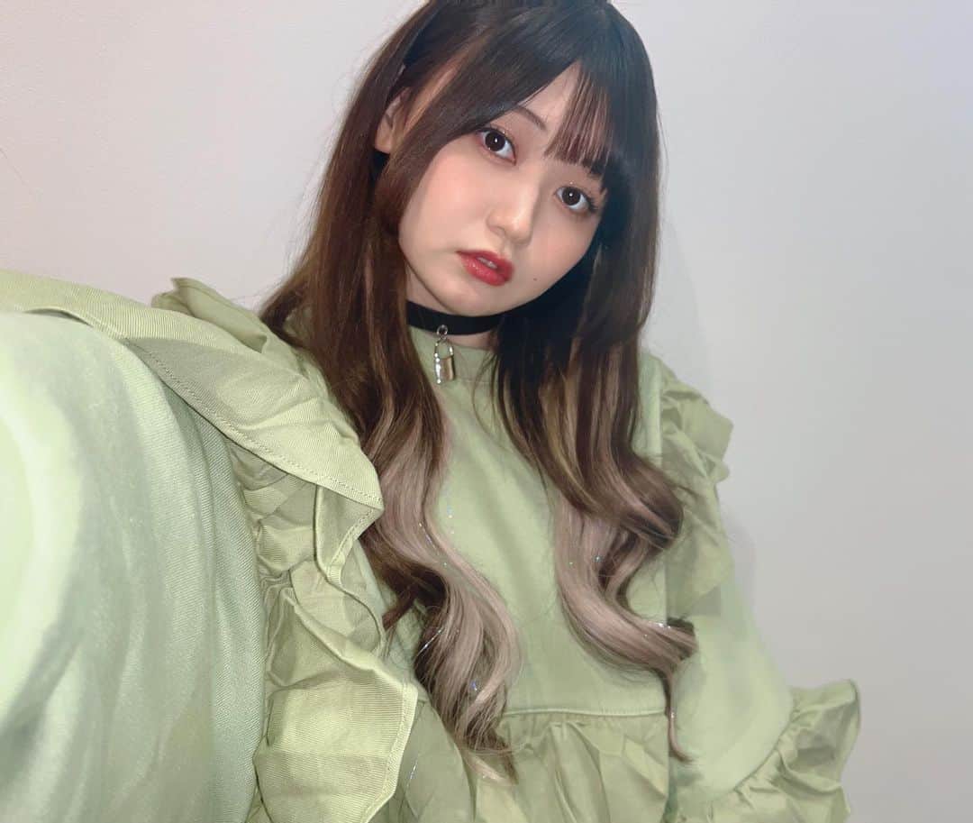 のインスタグラム：「💇🏻‍♀️🌟 ⠀ ⠀ 今回はライブとライブの間隔が短めだったので シールエクステをつけてイベントに臨みました❕ ⠀ 凪でもダイヤでも違和感のない色をつけていただいて 腰までくらいのロングヘアになりました〜🌟🌟 しかもライブ用にティンセルもいれちゃったんだナ💨 近くで見るとめっちゃキラキラで可愛いんだよ〜✌🏻 ⠀ そしてラジオでも少しお話させていただいたんですが 実はこの姫カットの部分も、エクステなんです！！！ すんげ〜〜〜〜‼️よね⁉️ ⠀ タグ付けさせていただいたのでチェックしてみてねん💭 がんばって1ヶ月ちょいもたせるんだ！がんばるぞ！」