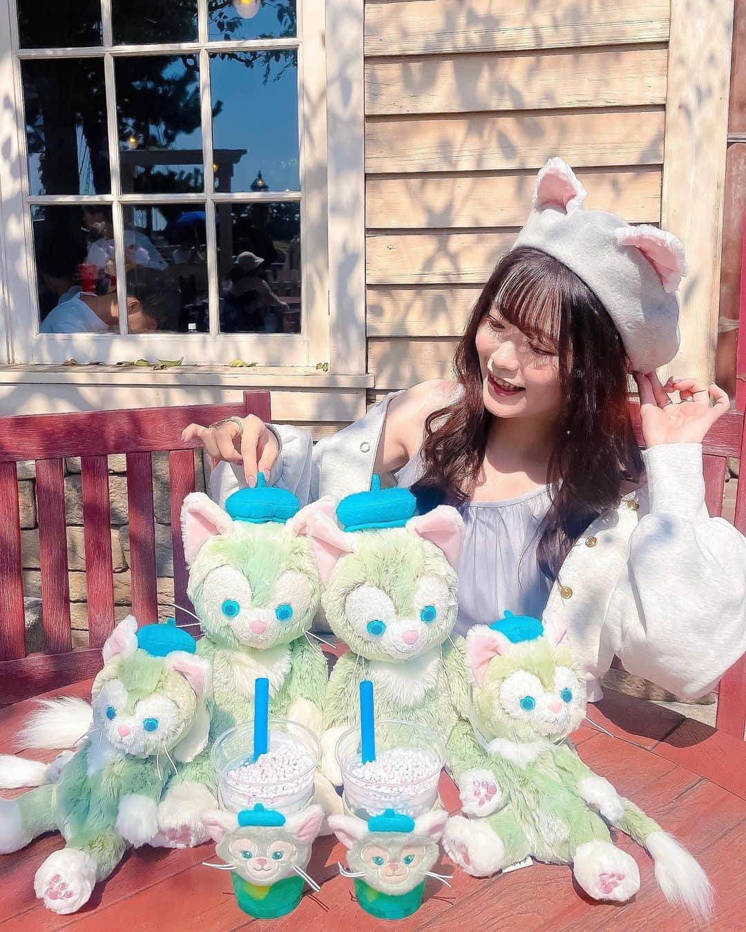 Kanaのインスタグラム：「ㅤ ㅤ ジェラトーニ 大量発生🐈🤍 ㅤ ㅤ 本当はこれ以外にイヤハと ポシェットとコインケースも 持っていってたけど、 さすがにお顔がたくさんすぎて 並べるのやめといた( ⸝⸝-֊-⸝⸝ )笑 ㅤ ㅤ ㅤ ㅤ ㅤ ㅤ ㅤ #kana_disney #kana_disneybound ㅤ ㅤ #東京ディズニーリゾート #東京ディズニーシー #ディズニーシー #ディズニー #ディズニーバウンド #ジェラトーニバウンド #ディズニーコーデ #ジェラトーニコーデ #ケープコッド #ベレー帽 #ディズニーフード #tokyodisneyresort #tdr #tokyodisneysea #tds #disneyseatokyo #gelatoni #gelatonibound #disneybound #disneyeats」