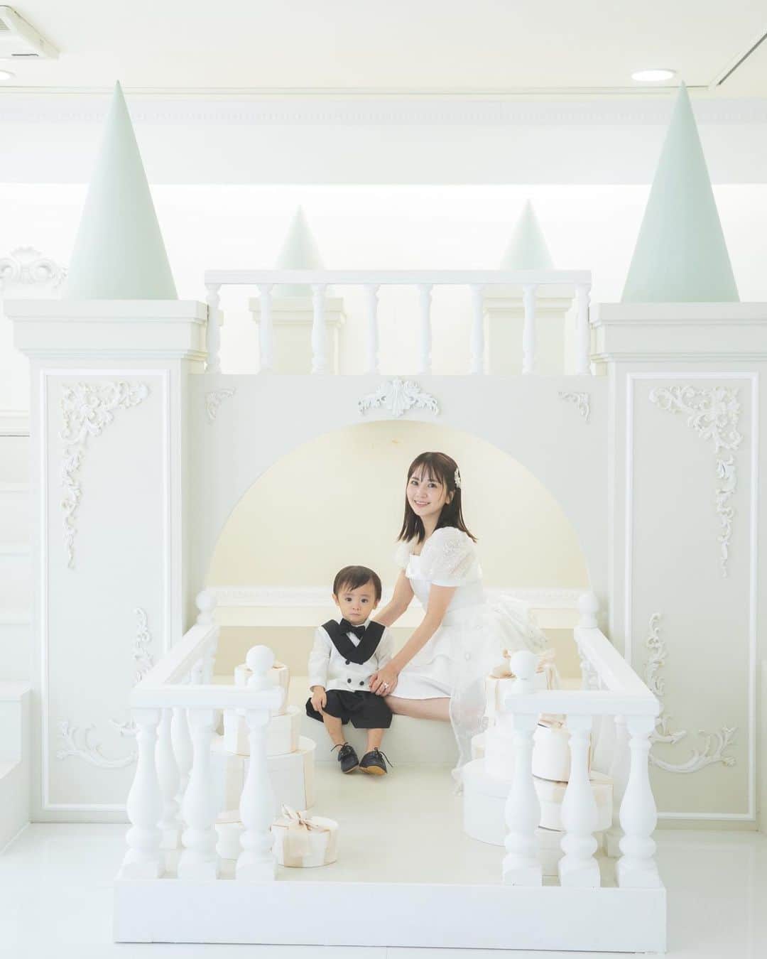 のインスタグラム：「🏰🤍👑  2023年中だと カブしょこ新婚夫婦の動画見ました！や私のInstagramみての予約ですと割引されます🤍 angeさん　@studio.ange  の載せると沢山 『私も今度行ってきます✨』とコメントいただくので嬉しいです💞いつも出来上がりが最高すぎておすすめ✨ マタニティフォトもあるみたいです🤰マタニティフォトどこで撮るか探し中😌」