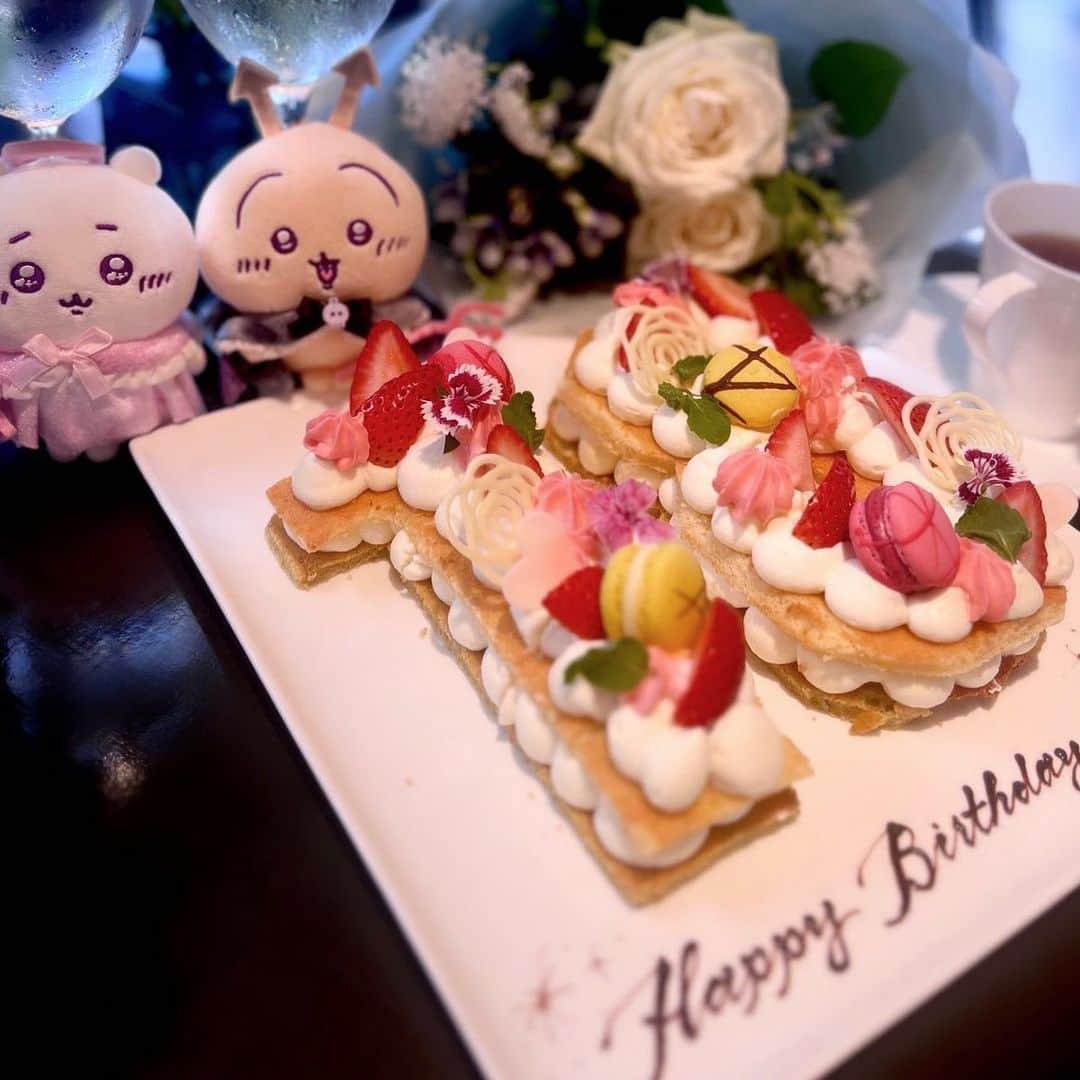 イモのインスタグラム：「この前ストーリーに載せたナンバーケーキ´I ̫ < ˆ🍰⭐️  超映えてかわいい〜！  #リストランテマンジャーレ横浜 #横浜カフェ #ナンバーケーキ」