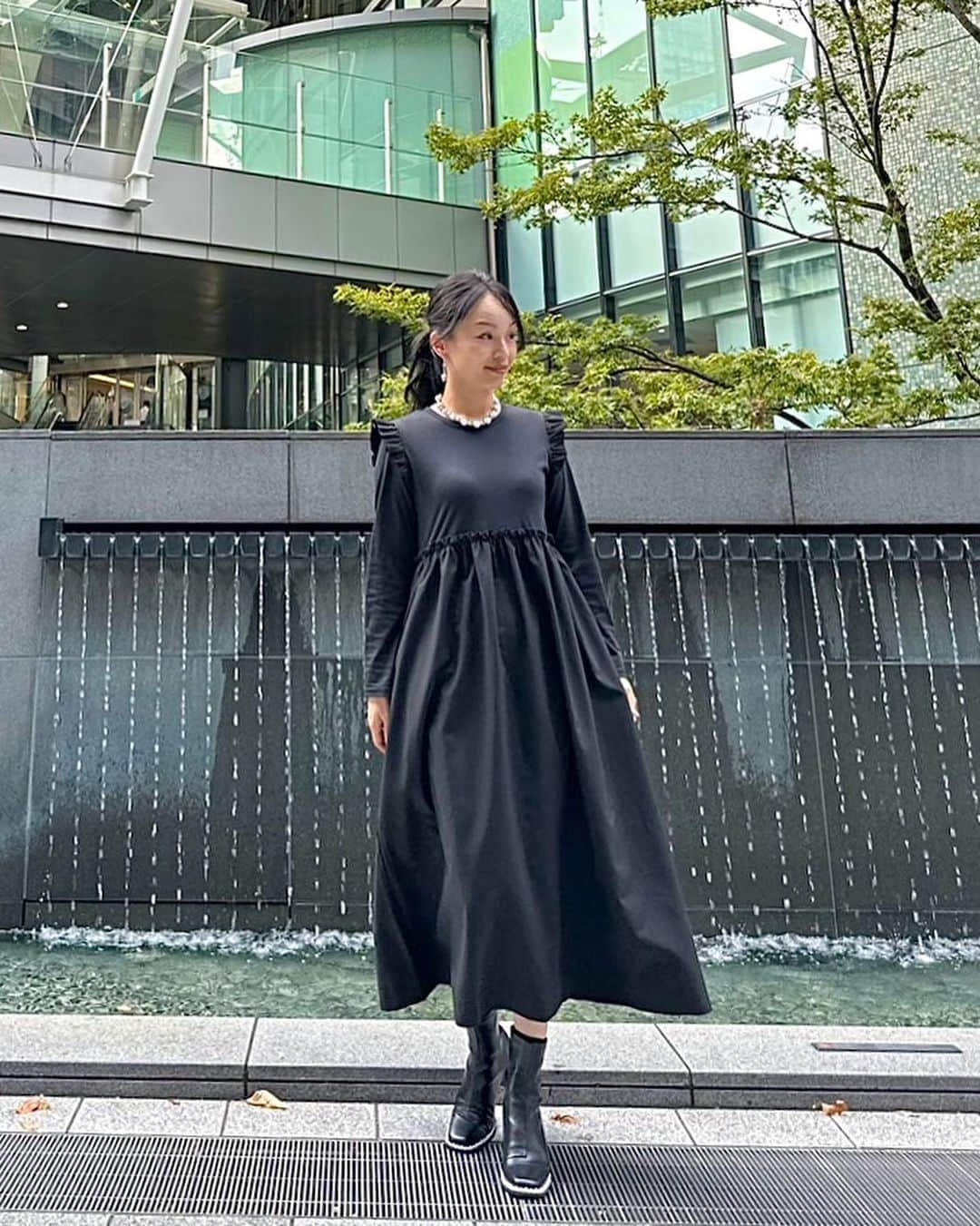 Okada Reinaのインスタグラム：「本日の @neige_shop Popup Lastdayコーデ🖤  今日はブラックコーデになりました🤭🐦‍⬛ 気分から秋っぽさを取り入れて✨今日の暑さも乗り切りましたっ🥺‼️  来週からは涼しくなりそうですね🍂🍂  まだ後数時間ありますが、ご来店いただきありがとうございました🙇🏻‍♀️  @neige_shop #neige #neigeコーデ #ootd #outfit #fashion #fashionlover #大人カジュアル#ママコーデ #ママファッション #プチプラコーデ #プチプラファッションそ #今日のコーデ #コーディネート #骨格ストレート #骨格ストレートコーデ #骨スト」