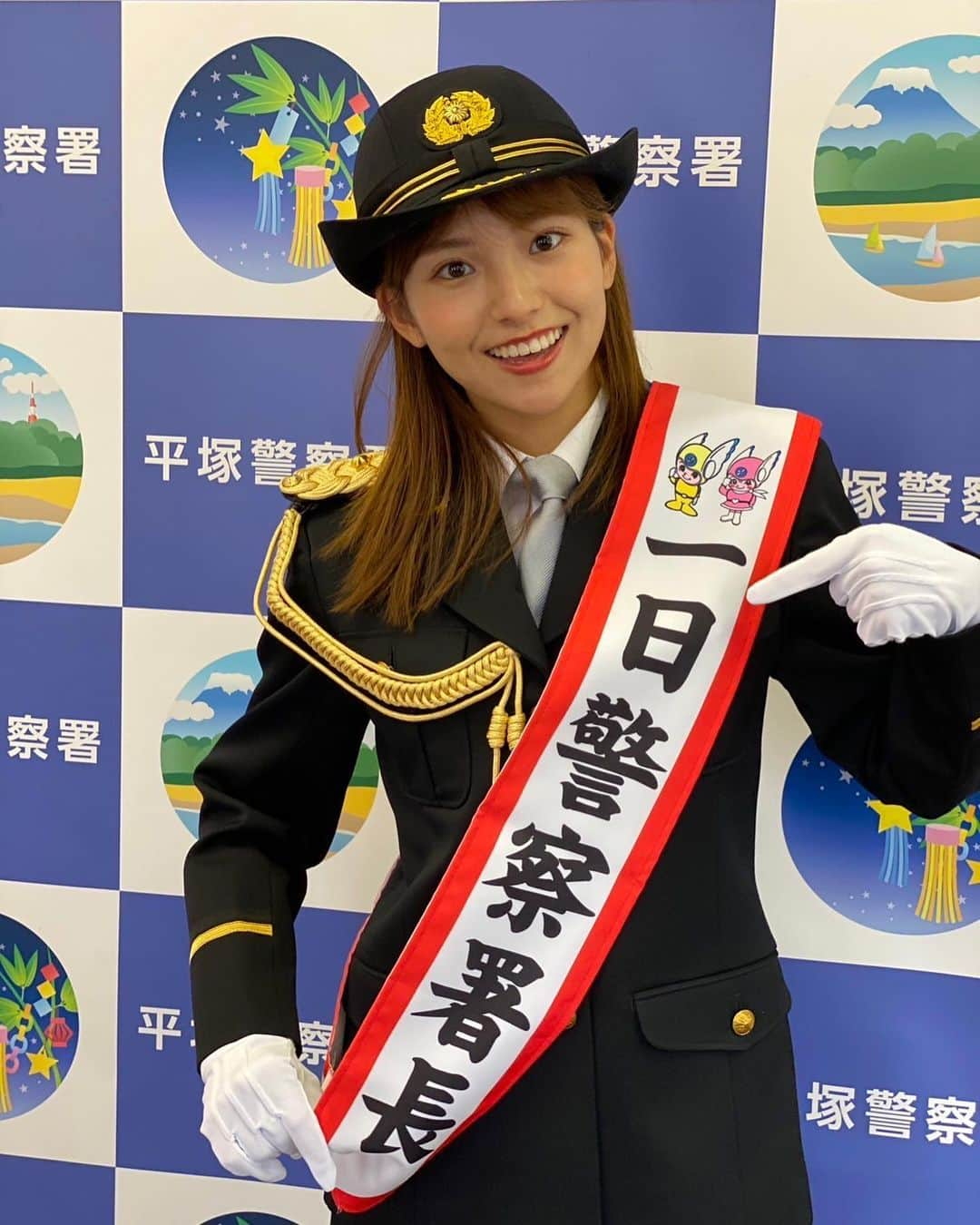 後藤楽々さんのインスタグラム写真 - (後藤楽々Instagram)「本日、平塚警察署　1日警察署長 を務めさせていただきました👮  署長をはじめ、 たくさんの方々が温かく迎え入れてくださり、  会場にもたくさんの方に集まっていただきました！  来てくださった皆さん、 本当にありがとうございました！🙇‍♀️  交通安全、交通事故防止のために 自分がやっていることの一つに 「運転手の目をしっかりと見る」ということをしています。  これは父に口酸っぱく言われてきた事で、運転手の目を見て、ちゃんと自分の存在に気づいているのか、確認しなさい。と。  みなさんも交通事故に遭わないために、色々と気を付けていることがあると思います。  ただ普段生活をしていると、気が抜けてしまうことも、、、 ありますよね🫠  私も含め、「交通安全」を頭の片隅にでも、置いて、 普段から気をつけることが大事だなと、改めて気付かされました。  とても良い、貴重な経験になりました。  平塚警察署の皆さん、 本当にありがとうございました！  #一日警察署長 #平塚警察署 #平塚」9月28日 17時38分 - hahahalalala0723