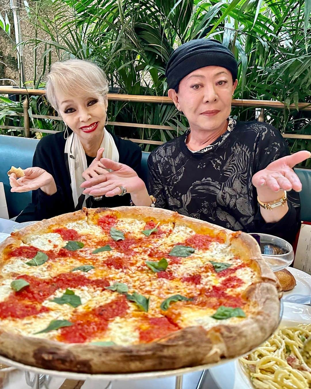 研ナオコさんのインスタグラム写真 - (研ナオコInstagram)「久ーしぶりに美川さんと🇺🇸で食事をご一緒した日。 帰ろうかと思ったら、美川さんのサングラスが無くて、大騒ぎ。テーブルの下やら色々探しまくったら、結局、知人のバッグに自分のもののように引っ掛けていました。 「あーら、あんたここにあったじゃない」って！ 美川さん、自分のものは自分のバッグにしまいましょう😊  明日は、美川憲一さんとフジテレビ #ぽかぽか11:50から生出演しまーす。  @kenichimikawa_official  #研ナオコ #ピザ  #pizza  #ごちそうさまでした」9月28日 17時39分 - ken.naoko