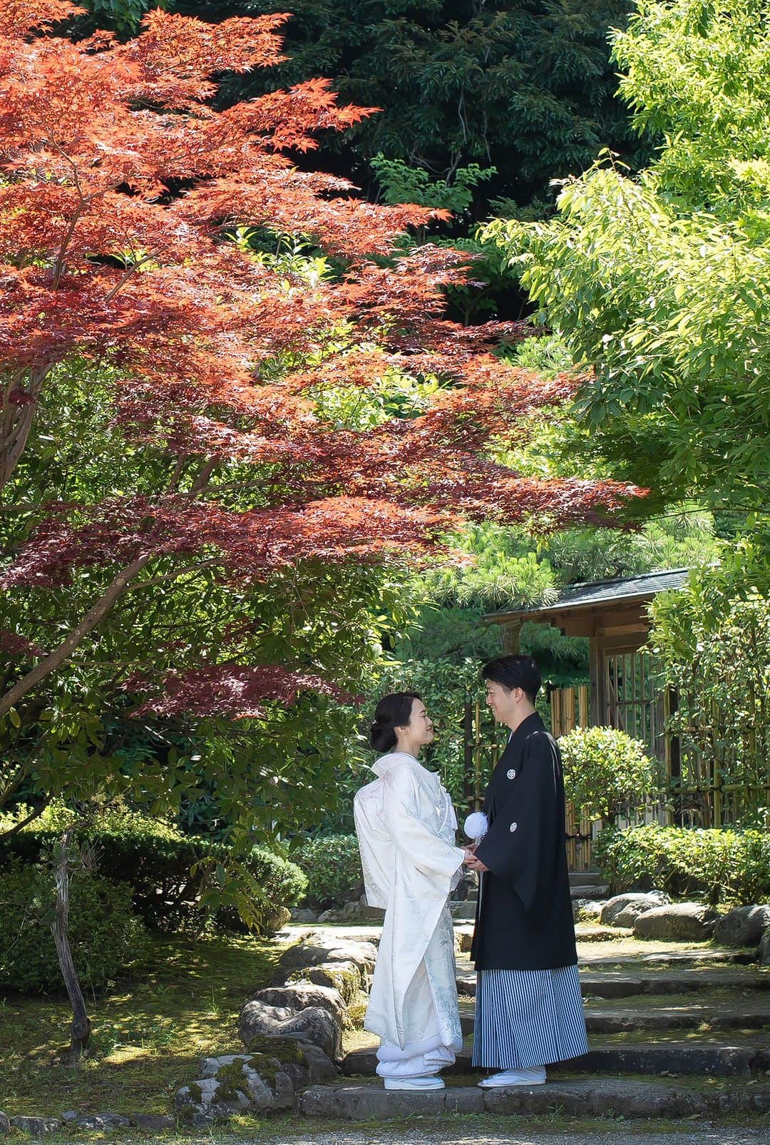 ラヴィ•ファクトリーさんのインスタグラム写真 - (ラヴィ•ファクトリーInstagram)「. 【写真で叶える結婚式】 . 紅葉を背景に和装でのフォト🍁 美しいロケーションを背に 白無垢姿を美しく残していただけます🪄  . —————— ラヴィファクトリー:@kanazawa_laviefactory  AREA:JAPAN,KANAZAWA —————— @laviefactoryをフォローして #laviefactory #ラヴィファクトリー のハッシュタグをつけて お写真を投稿してみてくださいね✳︎ . こちらの公式IG（@laviefactory） で取り上げさせていただきます✨ . 思わず笑顔になれるハートのある 「家族写真」はラヴィクルール* >>>@laviecouleur_official . #wedding #weddingphotography #photo #ハートのある写真 #instawedding #結婚写真 #ウェディング #ウェディングフォト #撮影指示書 #ロケーションフォト #前撮り #写真好きな人と繋がりたい #フォトウェディング #卒花 #後撮り #ウェディングニュース #前撮り小物 #前撮りフォト #前撮りアイテム #ウェディング撮影 #撮影構図 #前撮りアイディア #撮影指示書 #花嫁コーディネート #花嫁コーデ #洋装ロケフォト #和装フォト #紅葉フォト」9月28日 17時40分 - laviefactory